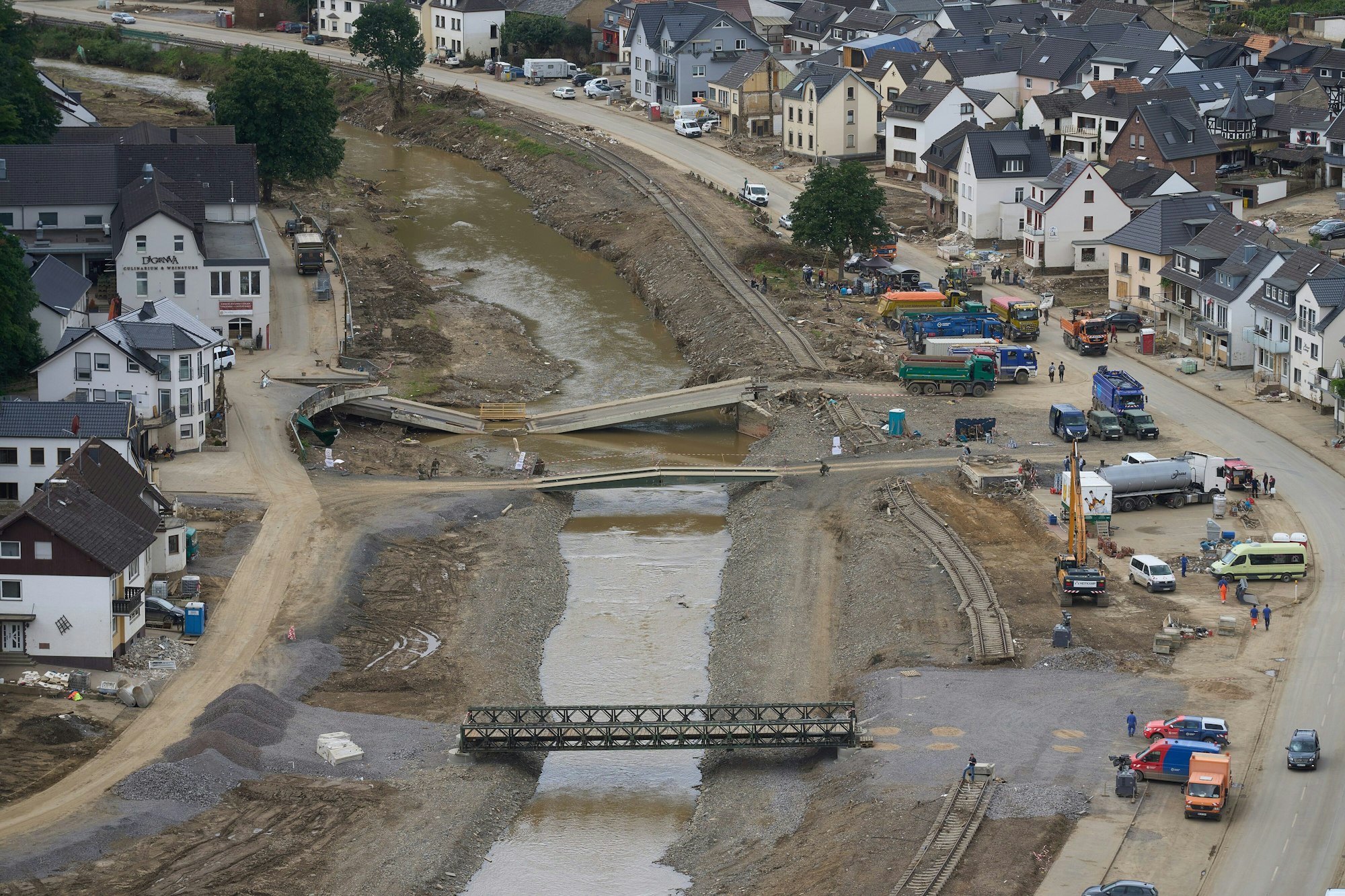 Eine Behelfsbrücke in Dernau an der Ahr aus der Luft aufgenommen.