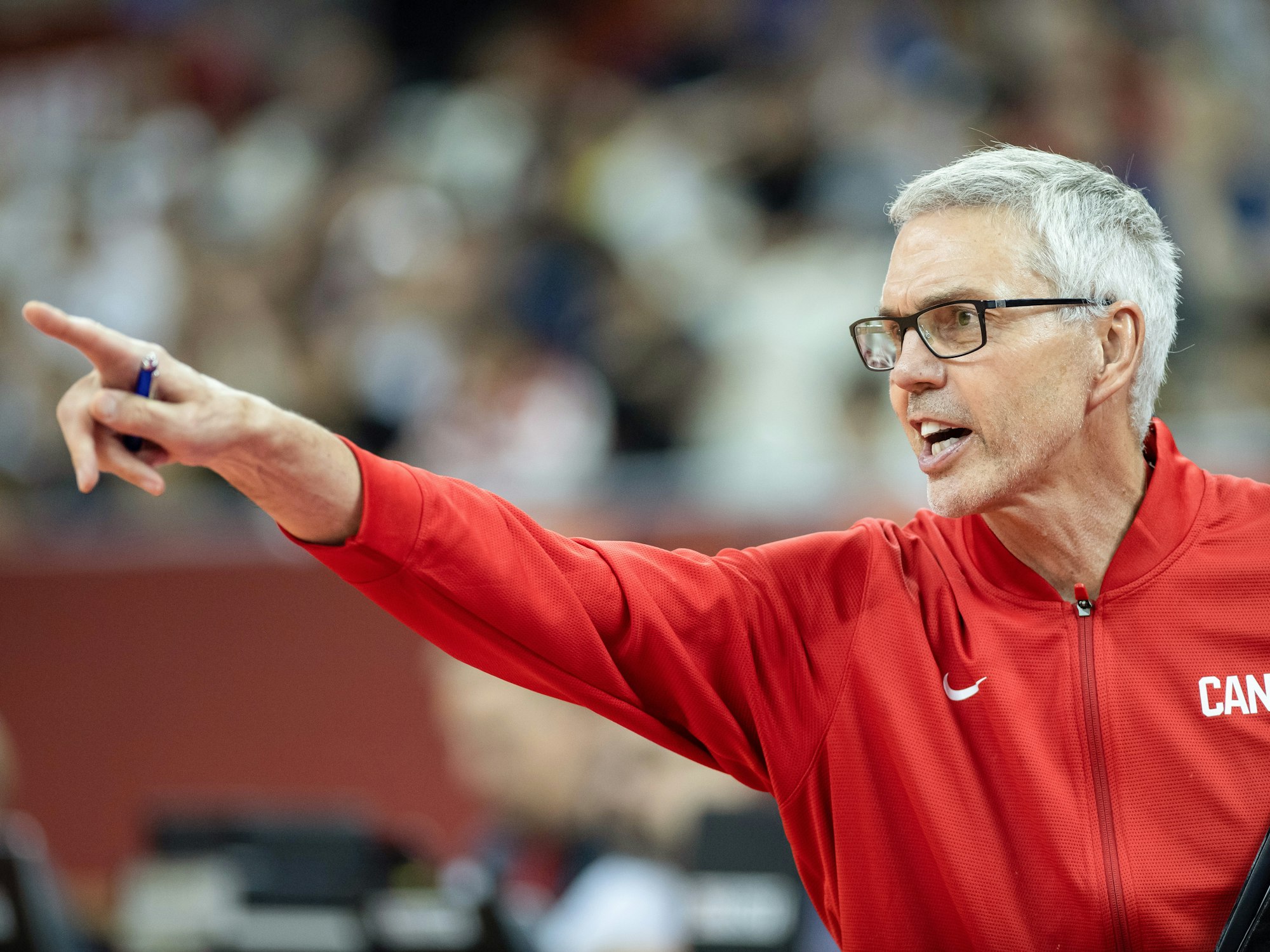 Kanadas Co-Trainer Gordon Herbert steht am Spielfeldrand.