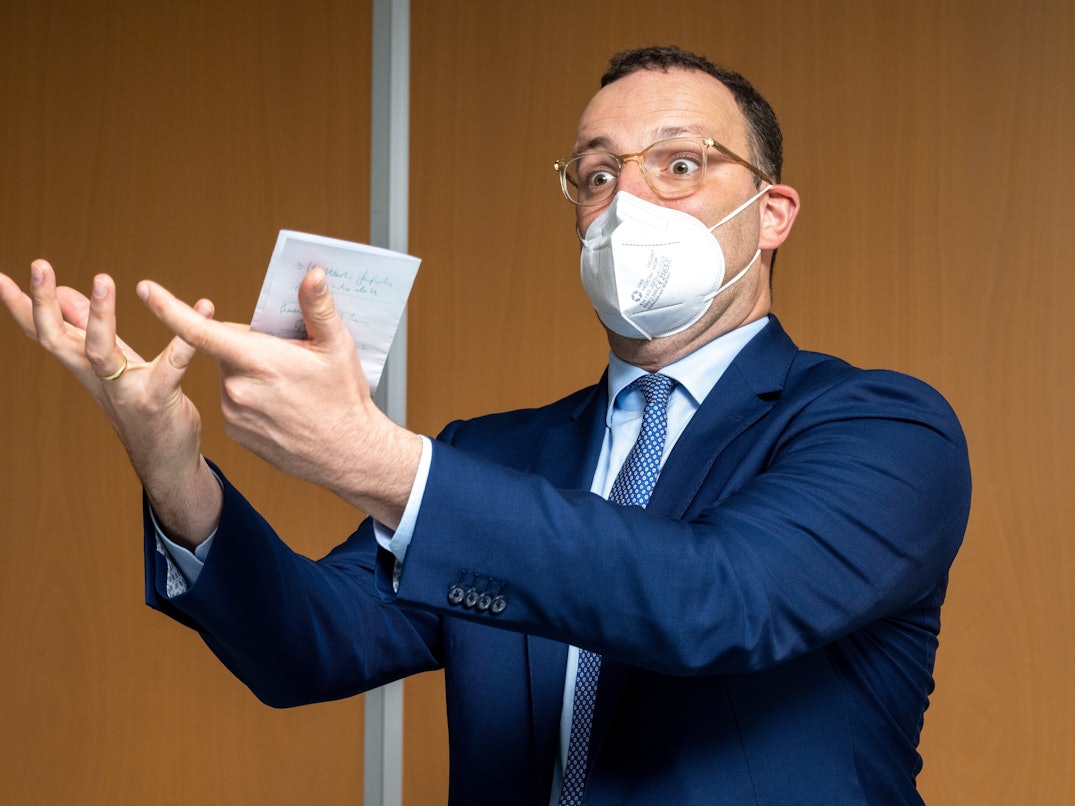 Gesundheitsminister Jens Spahn am 27. August 2021 bei einer Pressekonferenz in einem Krankenhaus. Jetzt ändert Spahn den Corona-Kurs.