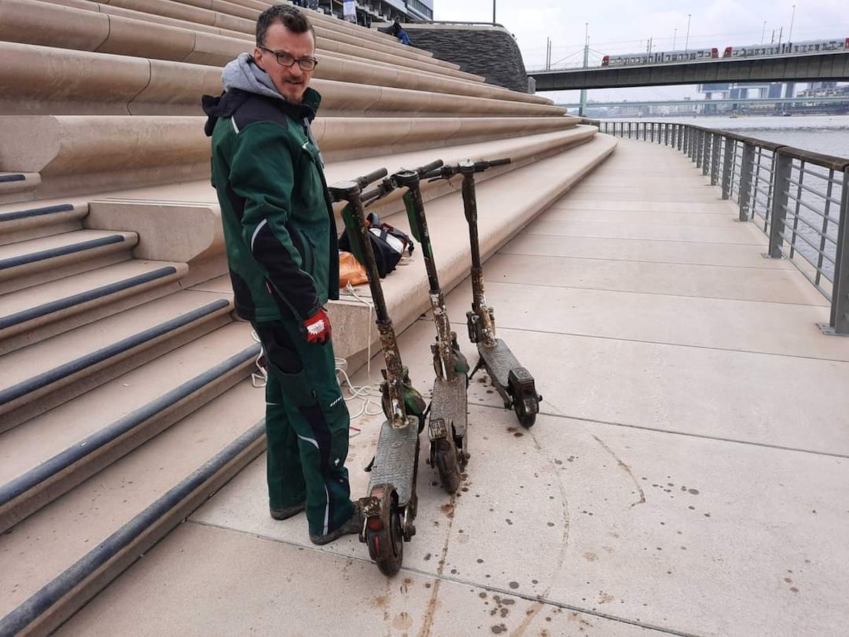 Köln: Jan Odenthal (2. Vorsitzender K.R.A.K.E. eV.) bei der Bergungsaktion am Rheinboulevard.