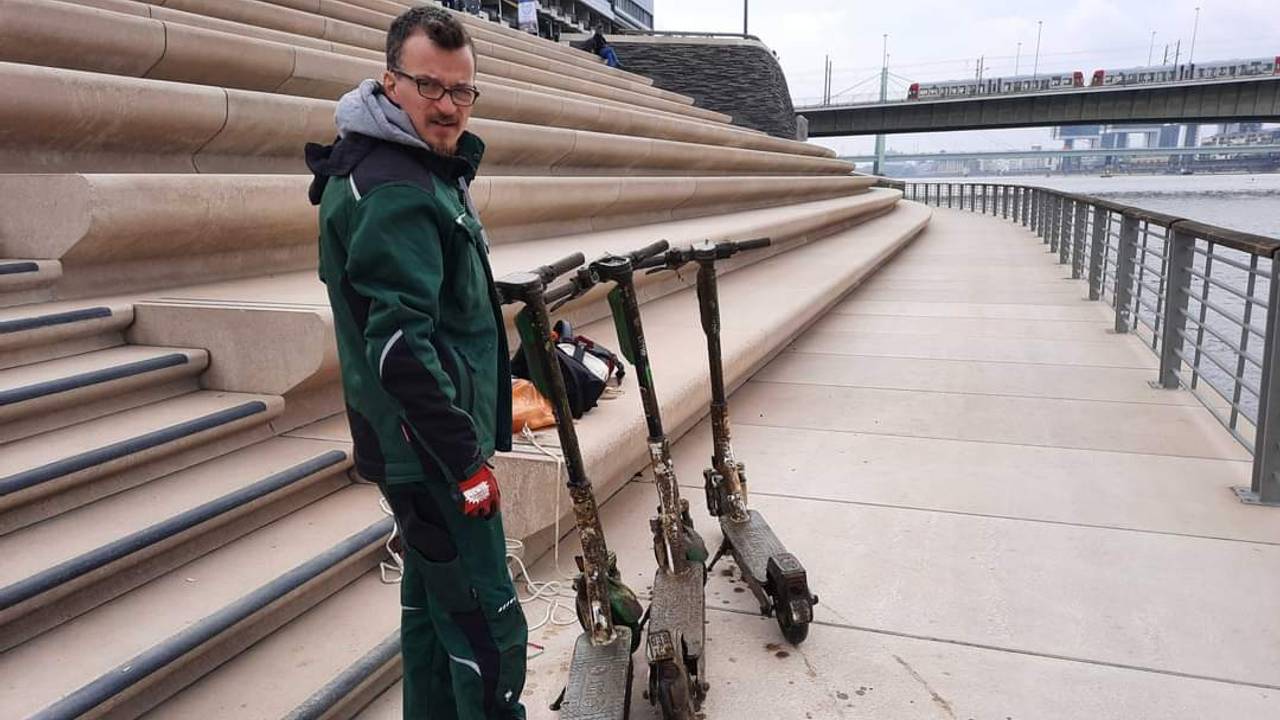 Köln: Jan Odenthal (2. Vorsitzender K.R.A.K.E. eV.) bei der Bergungsaktion am Rheinboulevard.