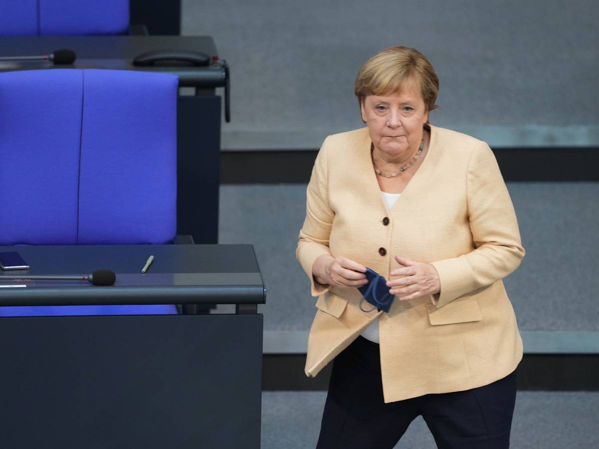 Bundeskanzlerin Angela Merkel (CDU) geht ans Pult, um ihre Rede im Plenum im Deutschen Bundestag zu halten. In seiner voraussichtlich letzten Debatte mitten in der Wahlperiode wurde über die Situation in Deutschland, die Entscheidung über den Hochwasser-Aufbaufond sowie die Neuregelungen zu Corona beraten. Dabei wurde es auch laut.