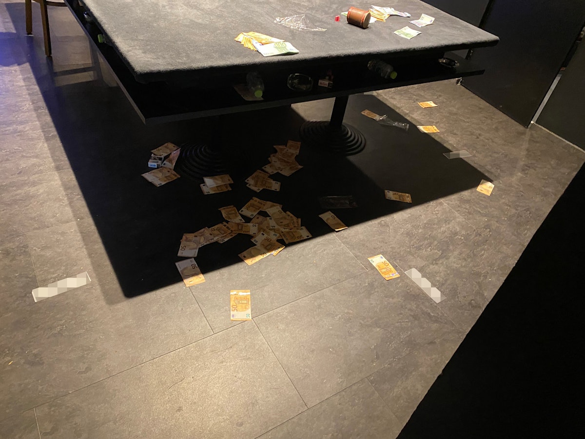 Geldscheine liegen rund um einen Spieltisch verstreut. Unter Federführung der Polizei Bonn wurden in der Nacht zum 5. September 2021 illegale Glücksspiel-Treffpunkte im Raum Siegburg ausgehoben.