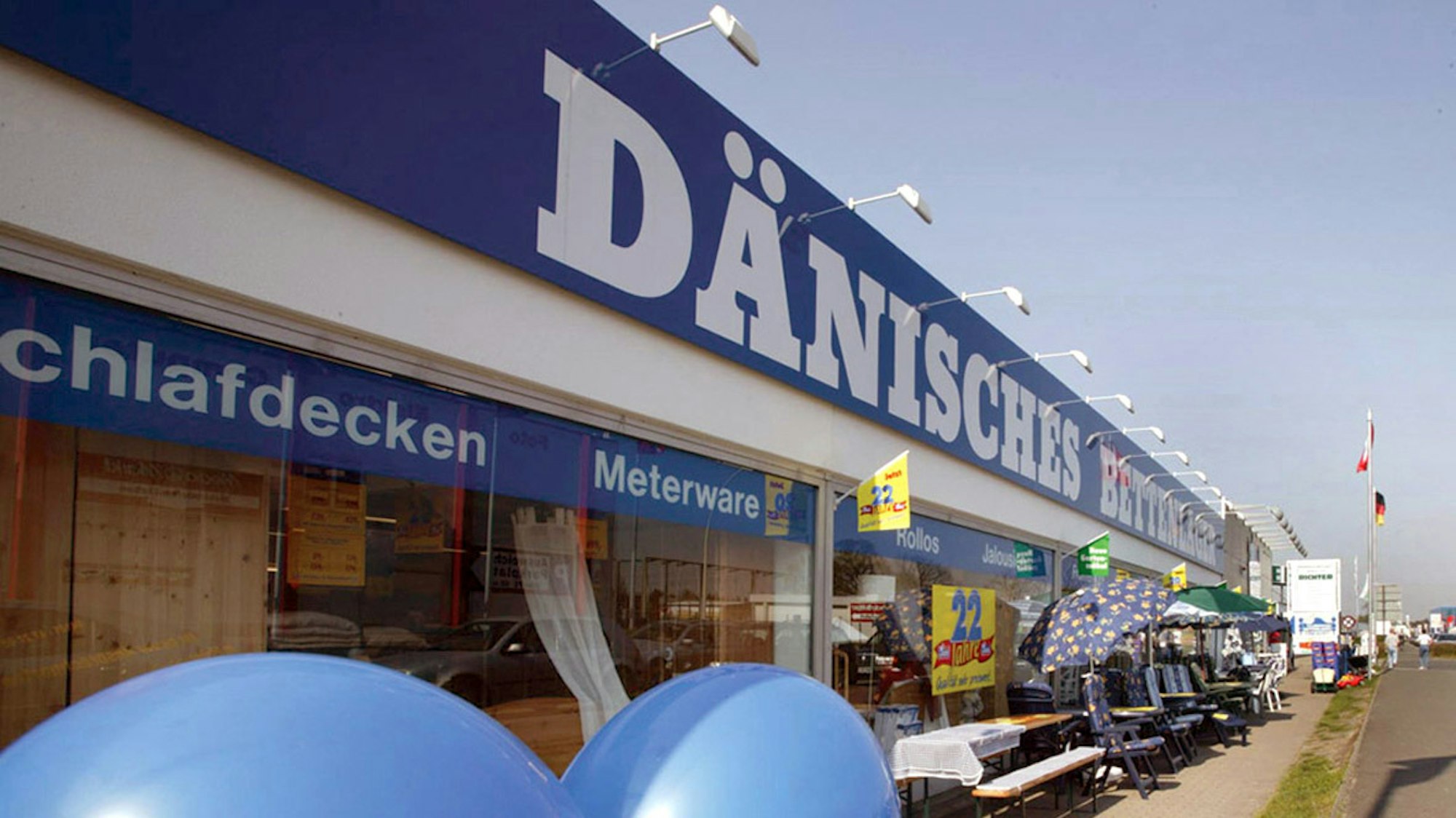 Das Archivbild aus dem Jahr 2006 zeigt eine Filiale von Dänisches Bettenlager, damals feierte das Unternehmen bereits den 22. Geburtstag: Der Name wird aus Deutschland verschwinden, Kunden müssen sich nun an einen neuen Namen gewöhnen.
