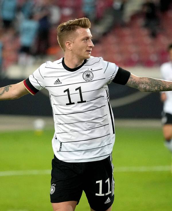 Marco Reus breitet die Arme aus und feiert sein Tor gegen Armenien.