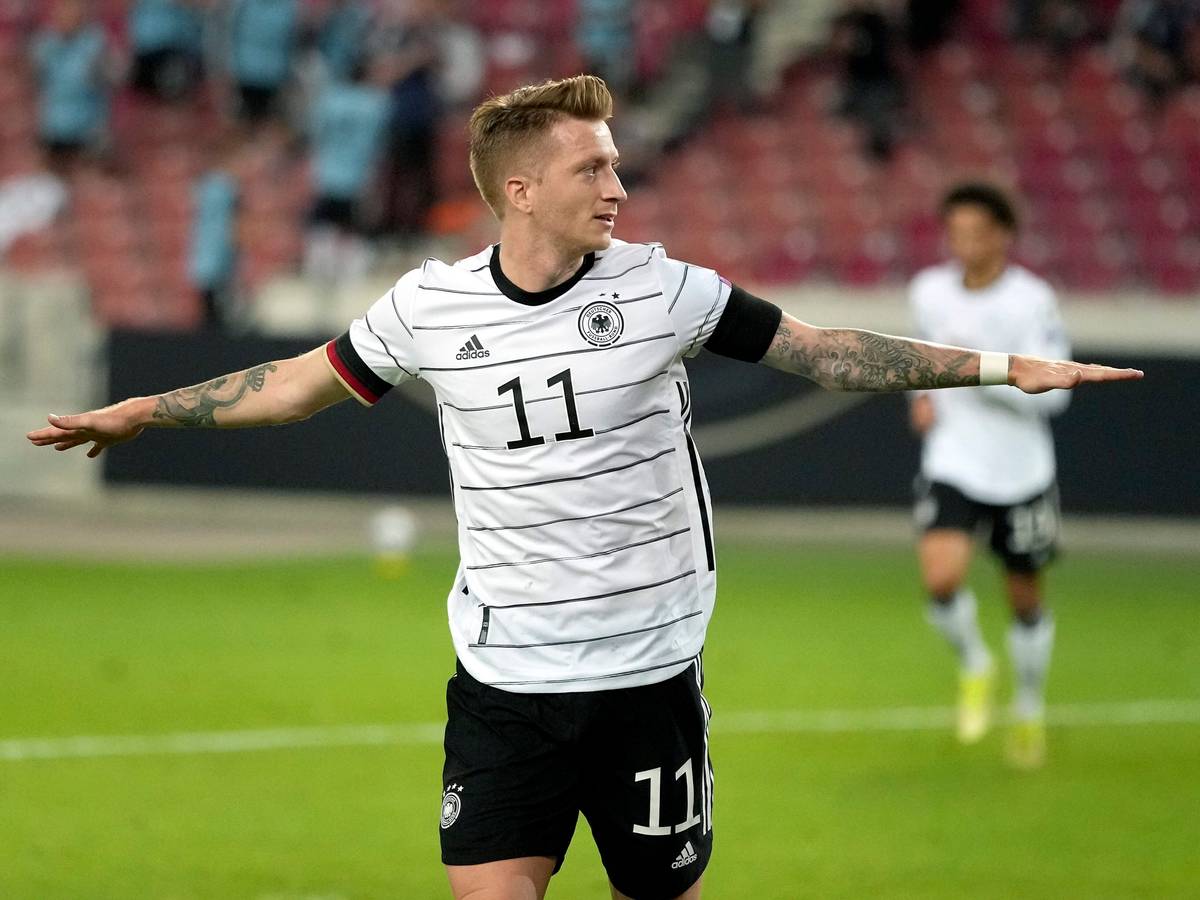 Marco Reus breitet die Arme aus und feiert sein Tor gegen Armenien.