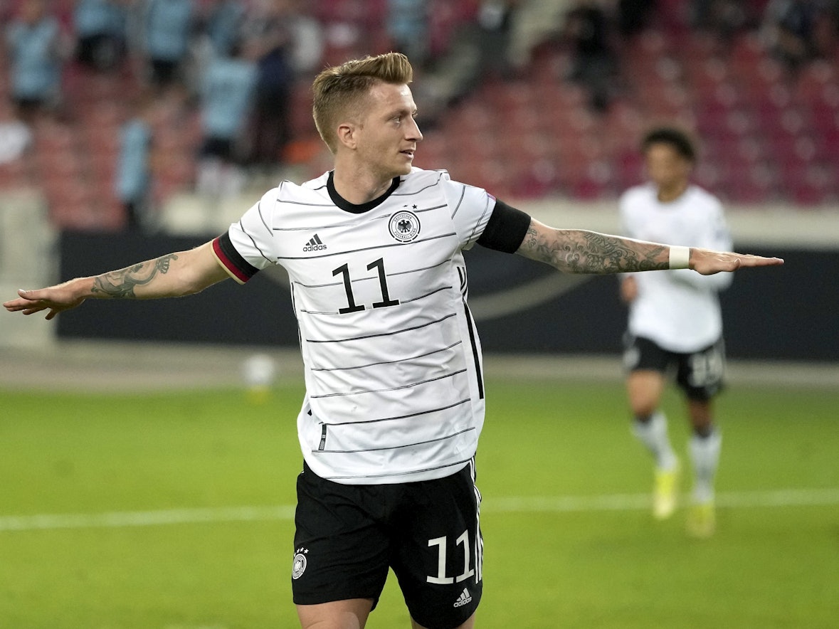 Marco Reus breitet die Arme aus und feiert sein Tor gegen Armenien.