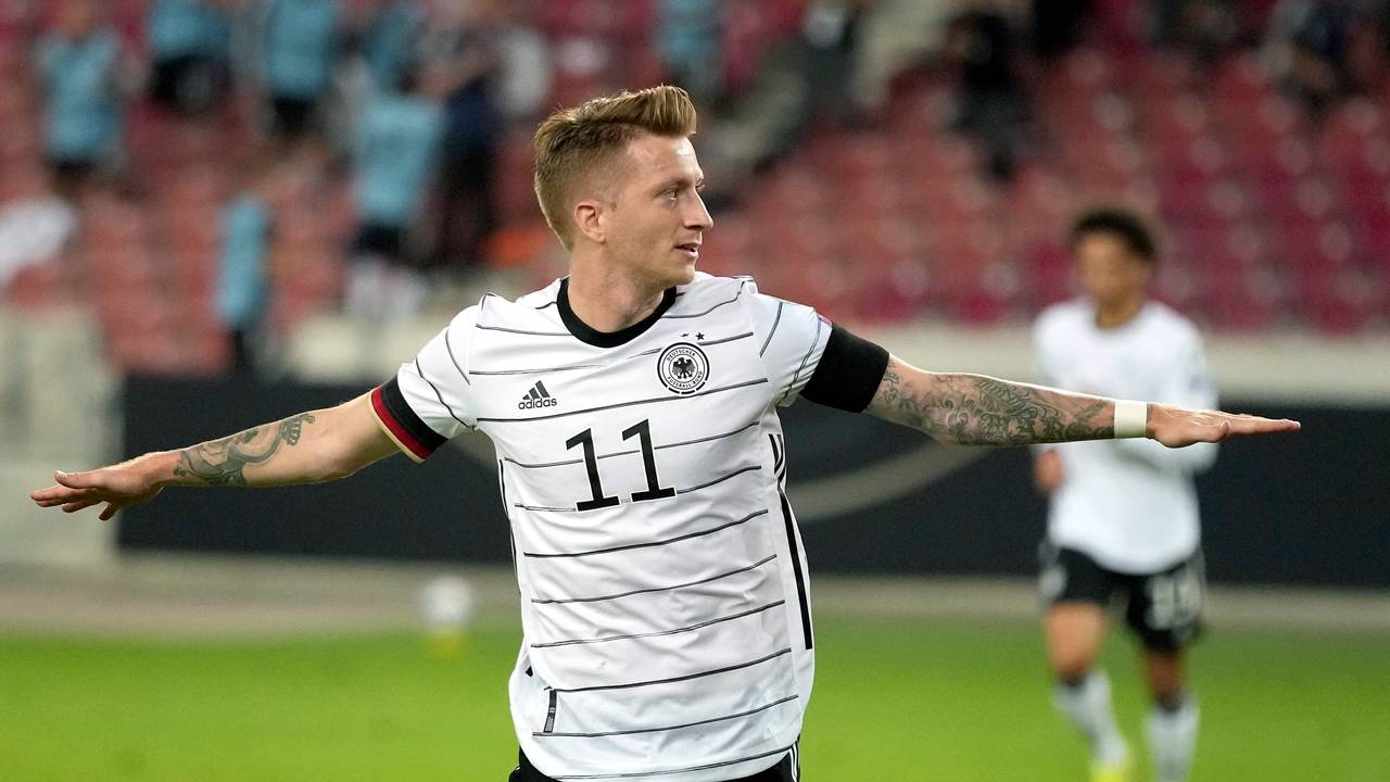 Marco Reus breitet die Arme aus und feiert sein Tor gegen Armenien.