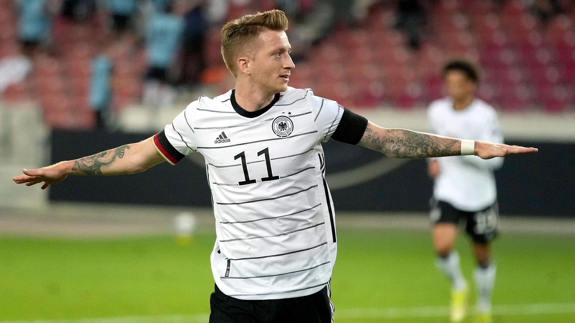 Marco Reus breitet die Arme aus und feiert sein Tor gegen Armenien.