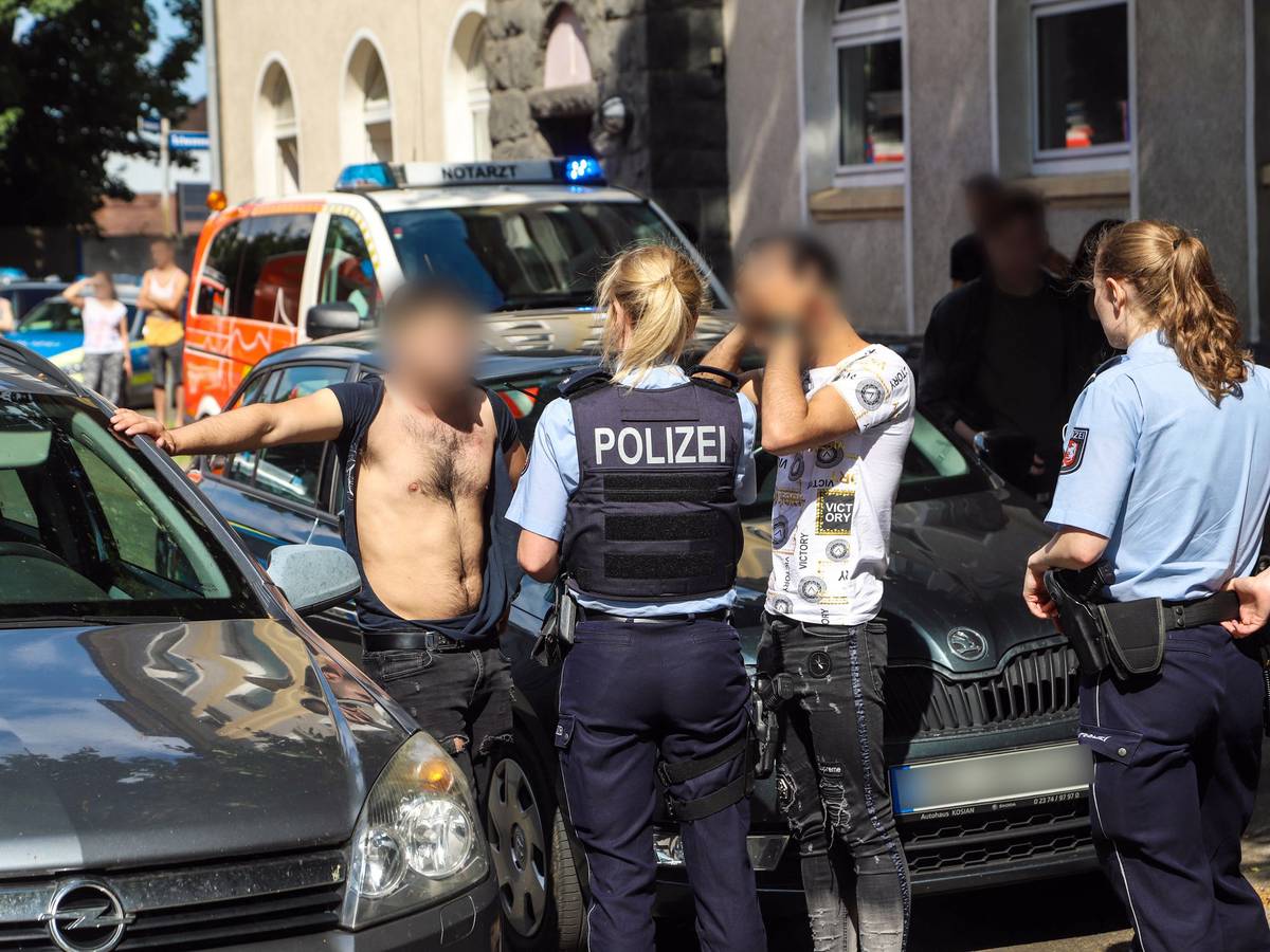 Das Symbolfoto aus Hagen zeigt einen Einsatz der Polizei am 22. Juni 2020. Nach einem Unfall mit einem verletzten Kind hatte es einen Massenstreit sowie eine Schlägerei unter Angehörigen von Kind und Unfallfahrer gegeben.