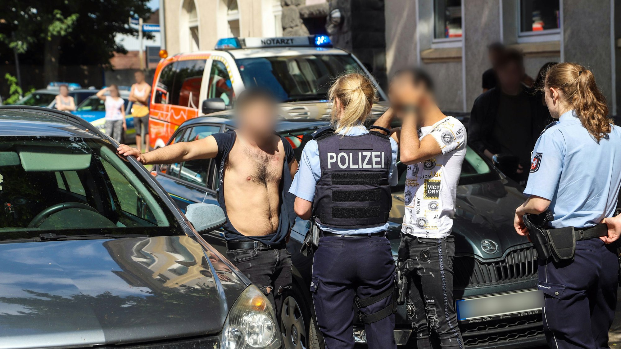 Das Symbolfoto aus Hagen zeigt einen Einsatz der Polizei am 22. Juni 2020. Nach einem Unfall mit einem verletzten Kind hatte es einen Massenstreit sowie eine Schlägerei unter Angehörigen von Kind und Unfallfahrer gegeben.