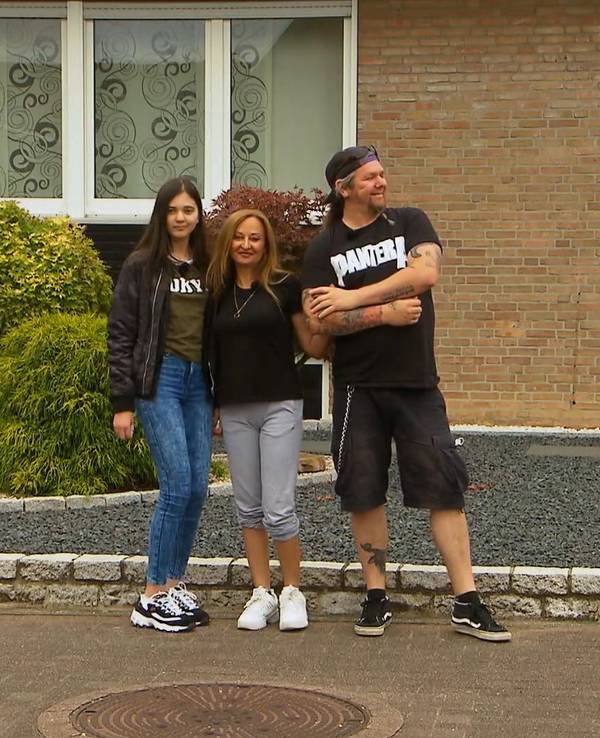 Goodbye Deutschland (Vox-Show): Deniz Gülpen (Mitte) Tochter Kiana und Partner Sascha Winkels lassen die Heinsberger Heimat hinter sich. Ihr Sehnsuchtsziel: Mallorca. +++ Foto am 7.9.2021 von der Teleschau