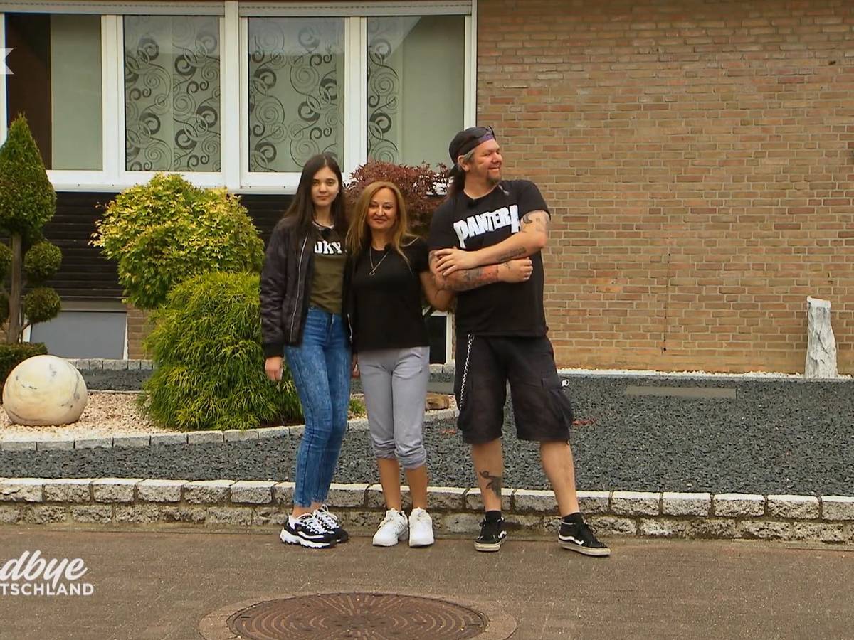 Goodbye Deutschland (Vox-Show): Deniz Gülpen (Mitte) Tochter Kiana und Partner Sascha Winkels lassen die Heinsberger Heimat hinter sich. Ihr Sehnsuchtsziel: Mallorca. +++ Foto am 7.9.2021 von der Teleschau