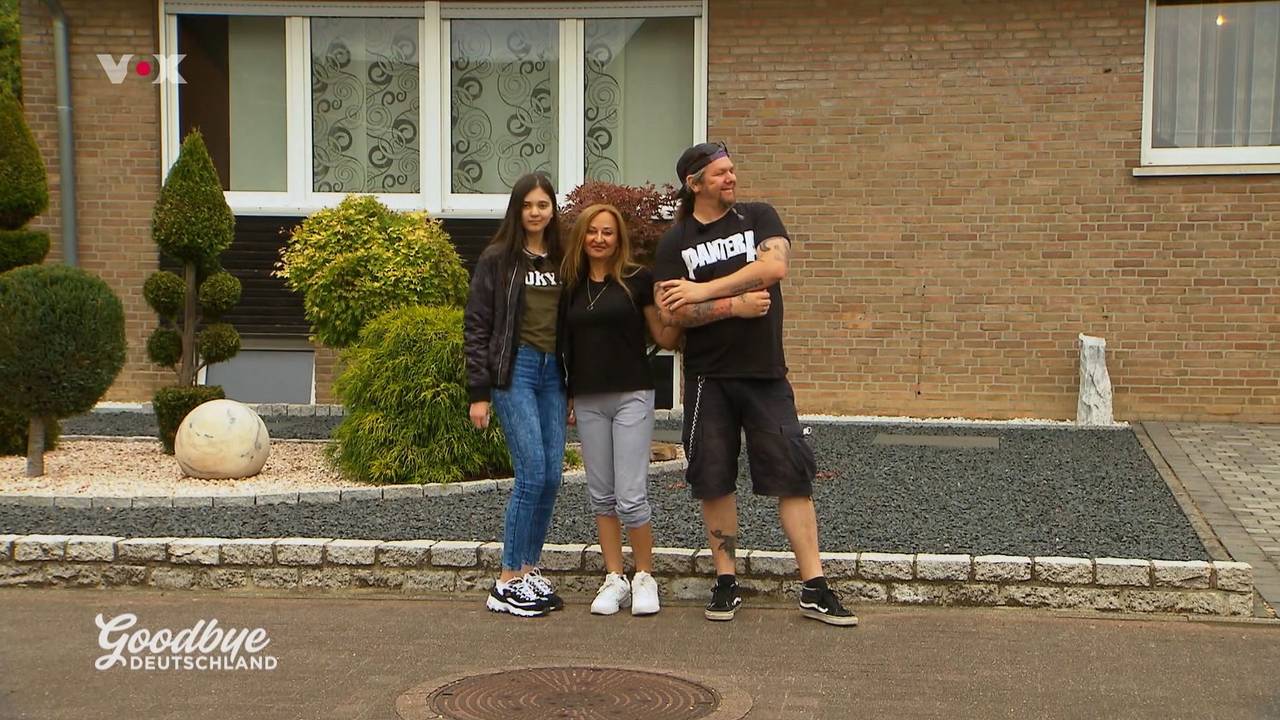 Goodbye Deutschland (Vox-Show): Deniz Gülpen (Mitte) Tochter Kiana und Partner Sascha Winkels lassen die Heinsberger Heimat hinter sich. Ihr Sehnsuchtsziel: Mallorca. +++ Foto am 7.9.2021 von der Teleschau