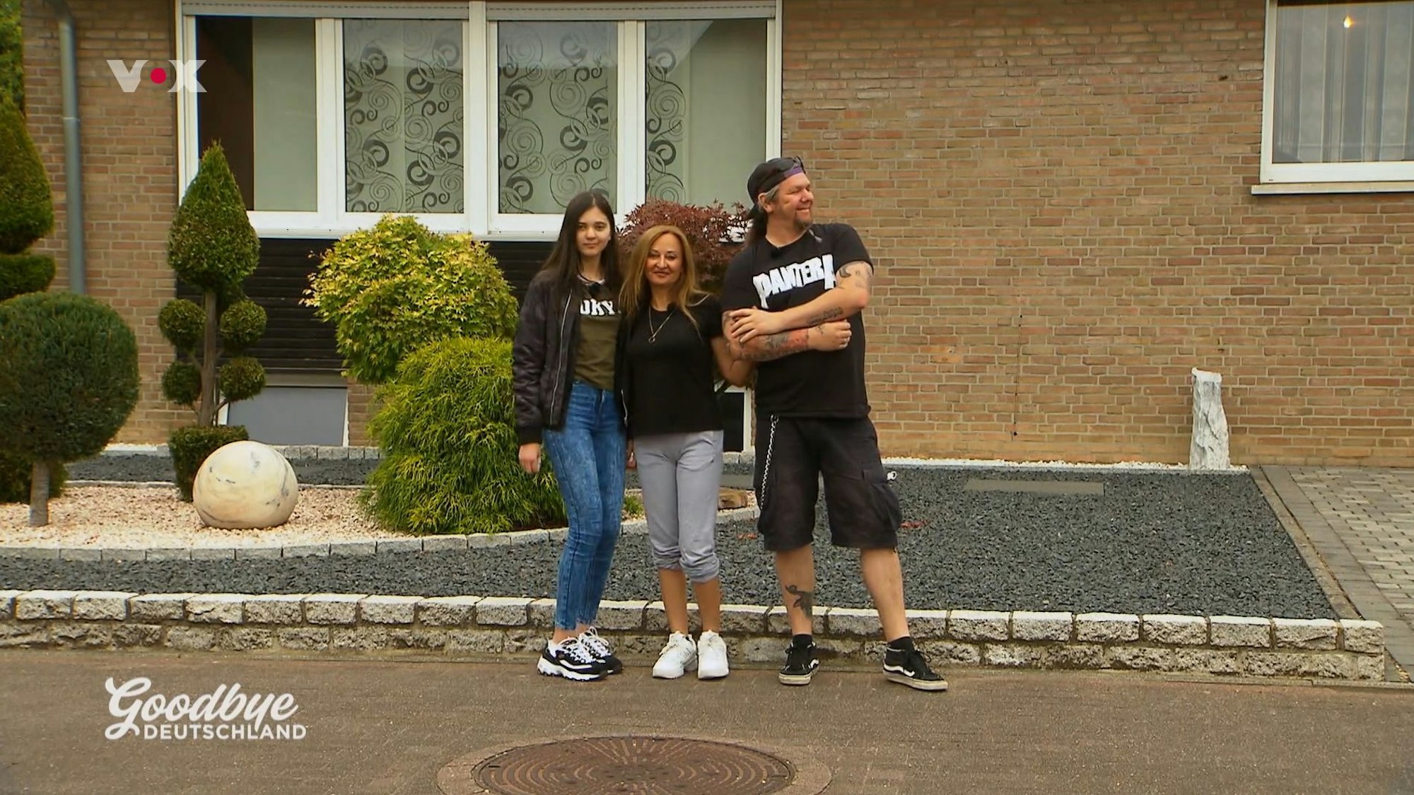 Goodbye Deutschland (Vox-Show): Deniz Gülpen (Mitte) Tochter Kiana und Partner Sascha Winkels lassen die Heinsberger Heimat hinter sich. Ihr Sehnsuchtsziel: Mallorca. +++ Foto am 7.9.2021 von der Teleschau
