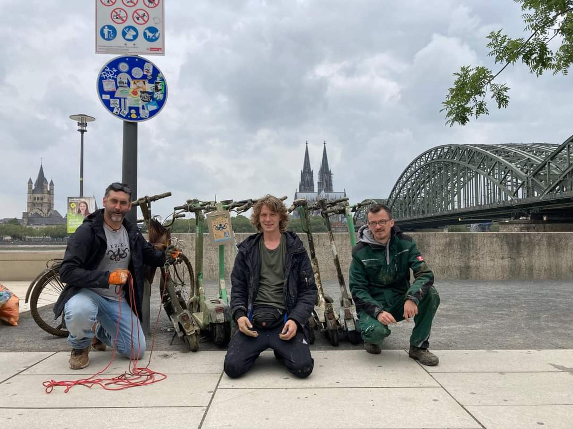 Kölner Umweltverein K.R.A.K.E bei Bergung von elf E-Scootern am Rheinboulevard