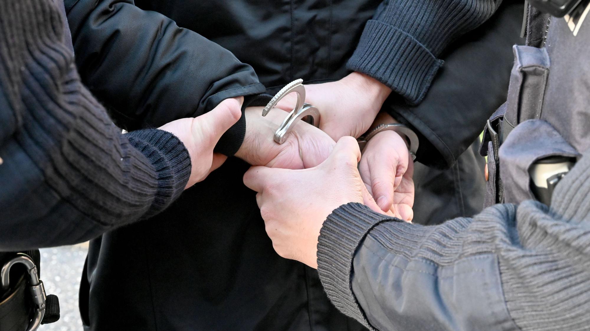 Gestellte Szene einer Festnahme durch Polizisten. Das Foto wurde am 19. Februar 2020 ohne Angabe des Entstehungsortes von der dpa gemacht.