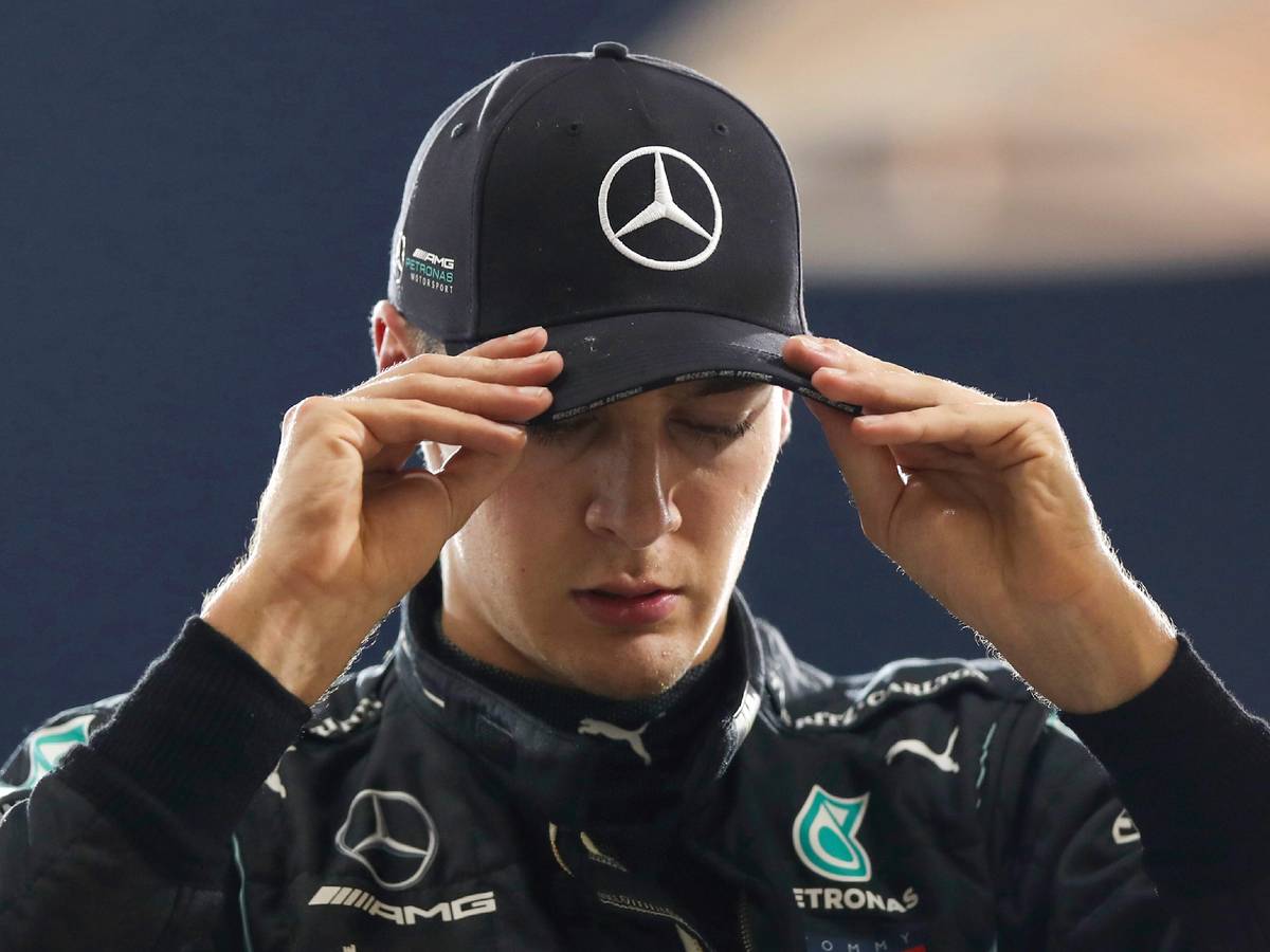 George Russell aus Großbritannien von Team Mercedes richtet sein Basecap.