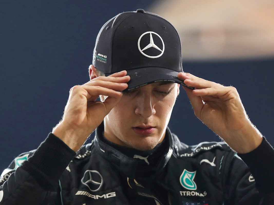 George Russell aus Großbritannien von Team Mercedes richtet sein Basecap.