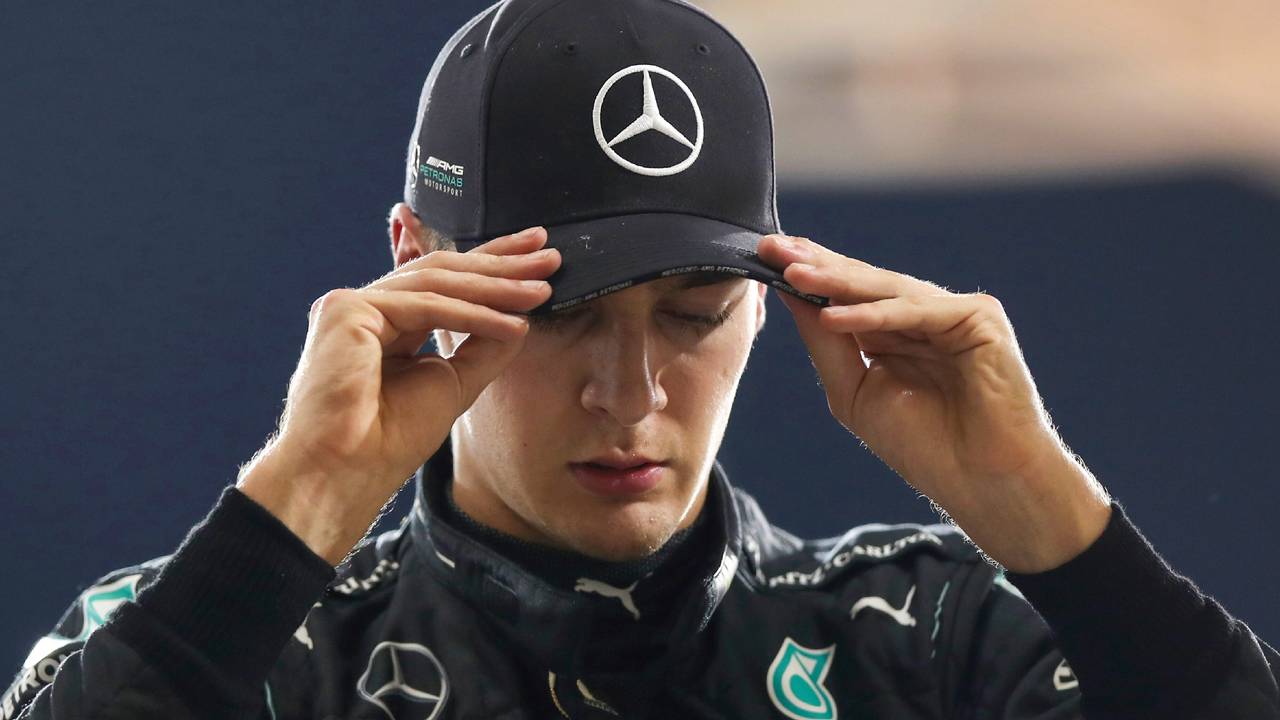 George Russell aus Großbritannien von Team Mercedes richtet sein Basecap.