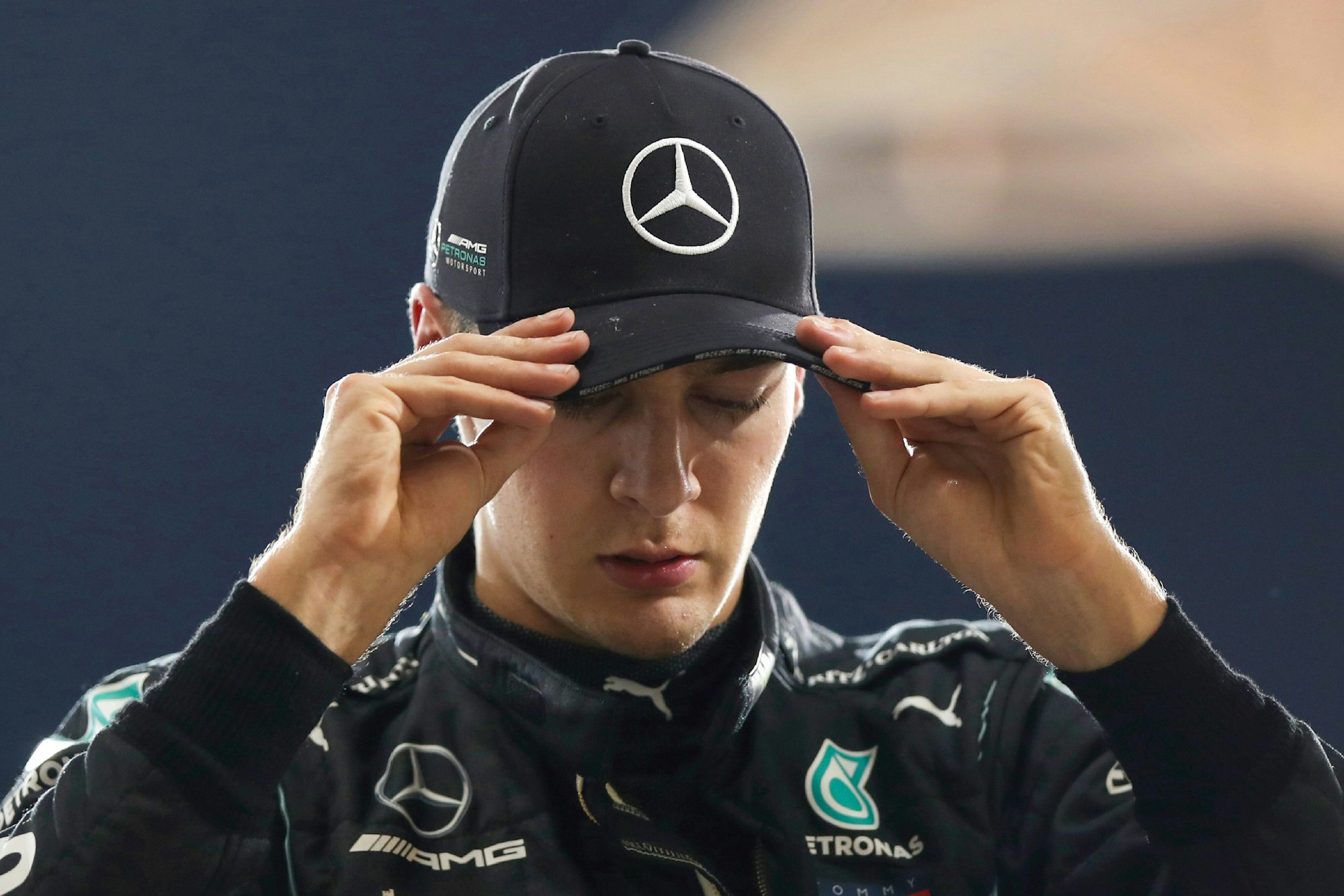George Russell aus Großbritannien von Team Mercedes richtet sein Basecap.