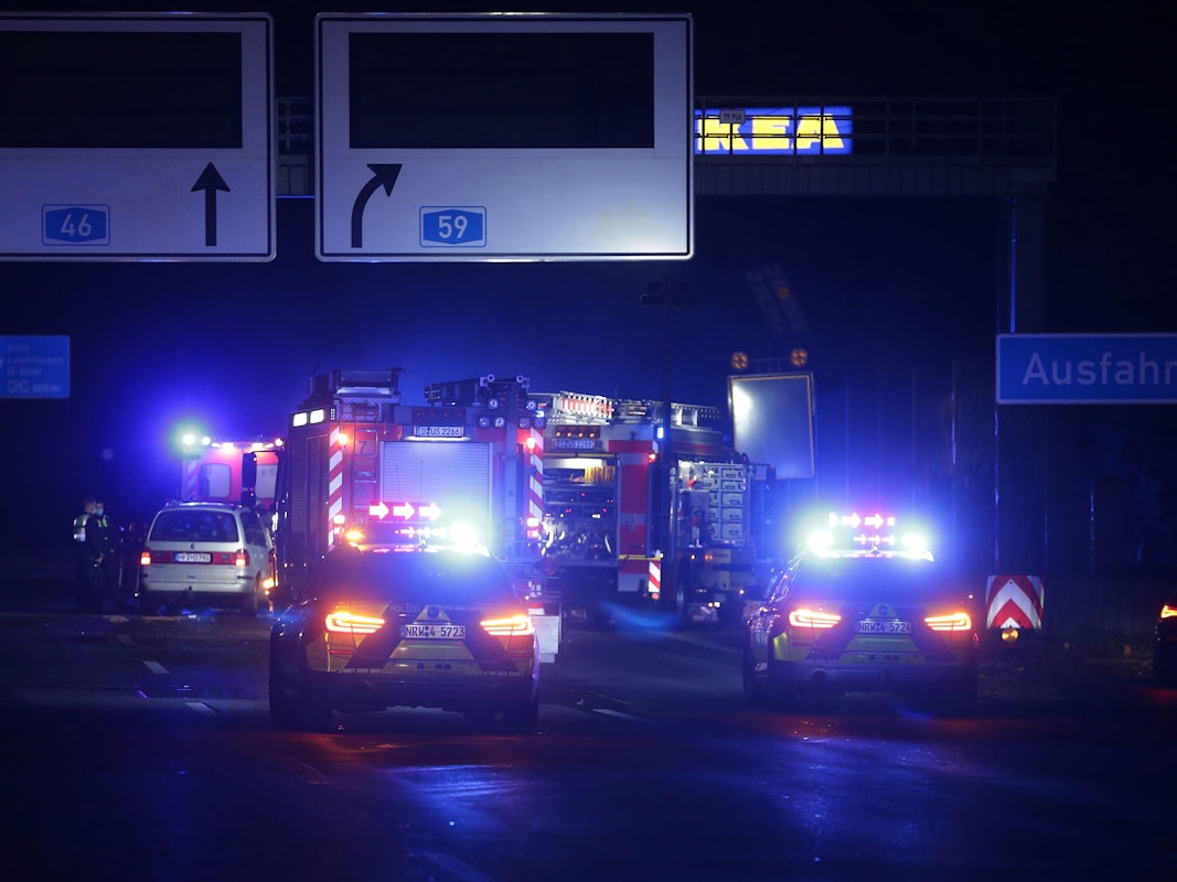 Auf der A46 bei Düsseldorf stehen mehrere Einsatzfahrzeuge von Polizei und Feuerwehr mit Blaulicht.