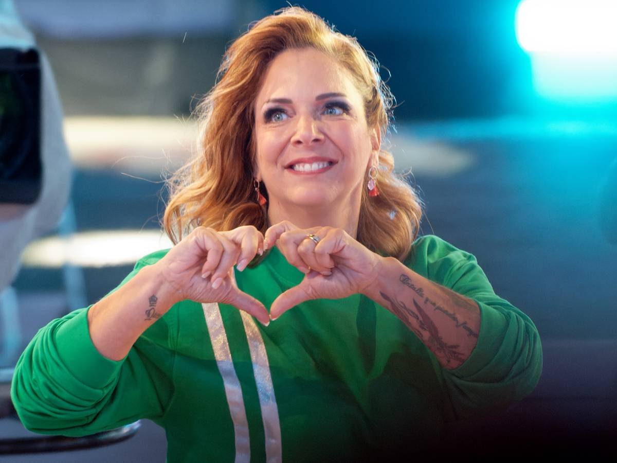 Die Teilnehmerin Danni Büchner zeigt bei der Auftaktsendung der Sat1 Fernsehshow „Promi Big Brother 2021“ im Studio mit ihren Händen ein Herz. Foto gedownloadet von Picture Alliance am 07. September 2021 zur Berichterstattung.