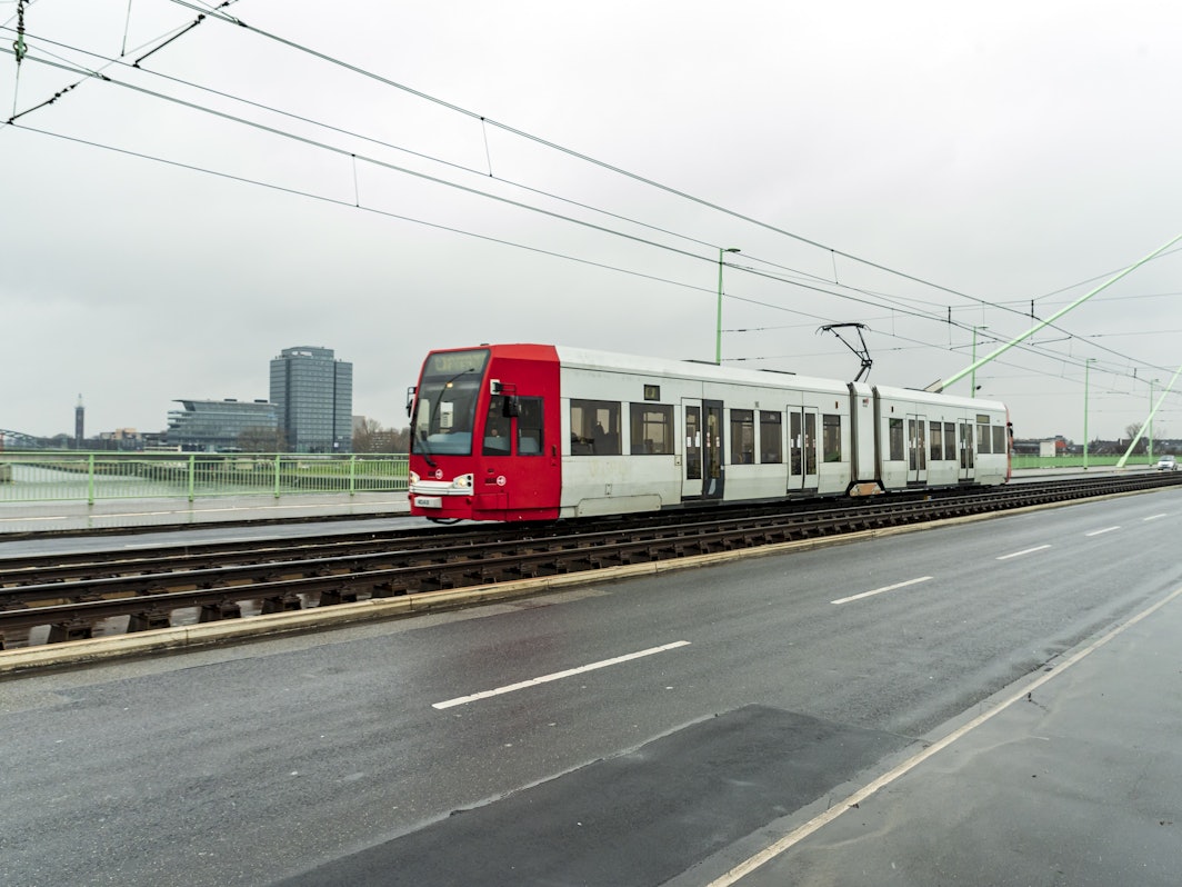 Eine Straßenbahn fährt über die Severinsbrücke in Köln.