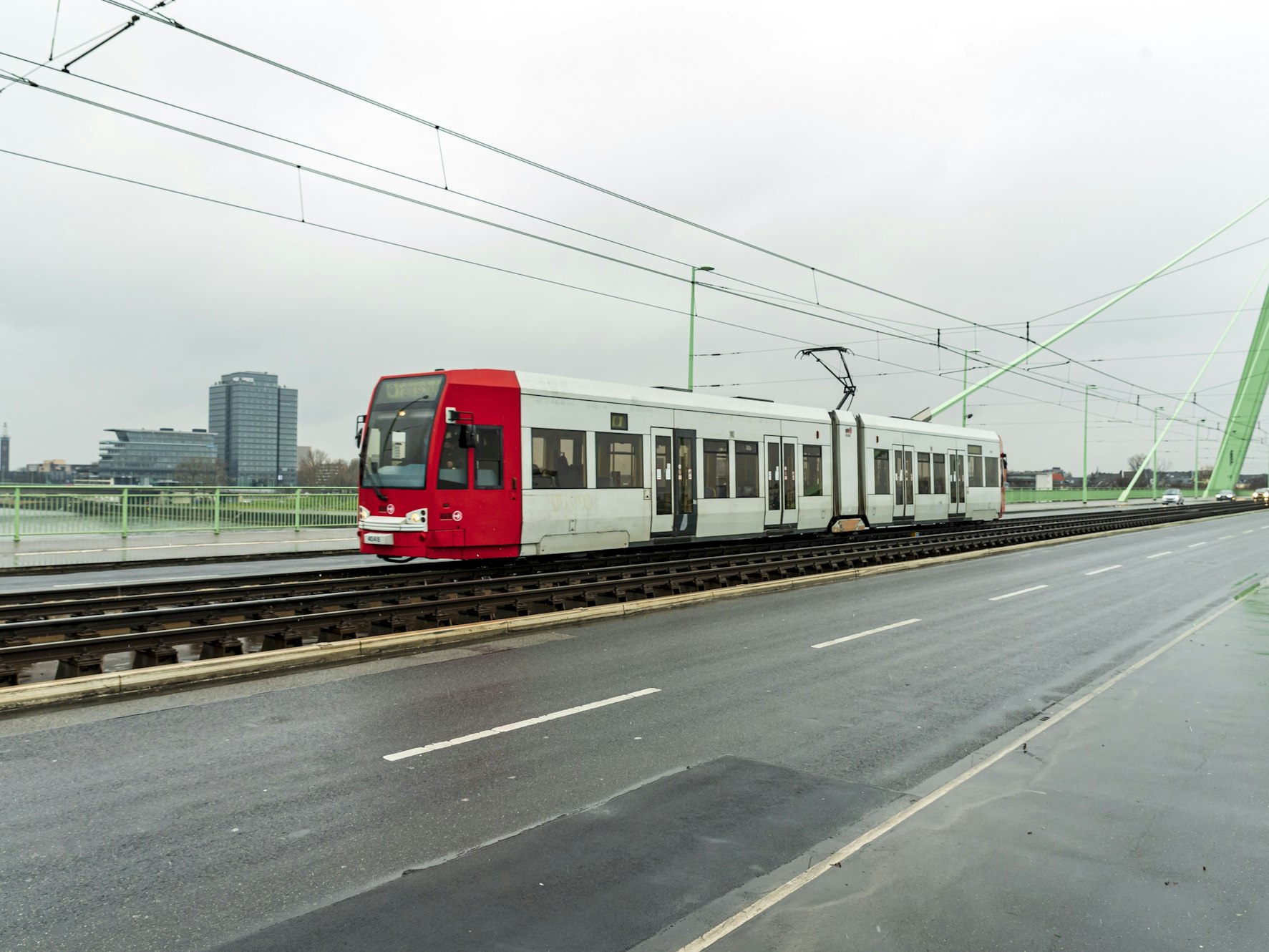 Eine Straßenbahn fährt über eine Brücke in Köln.