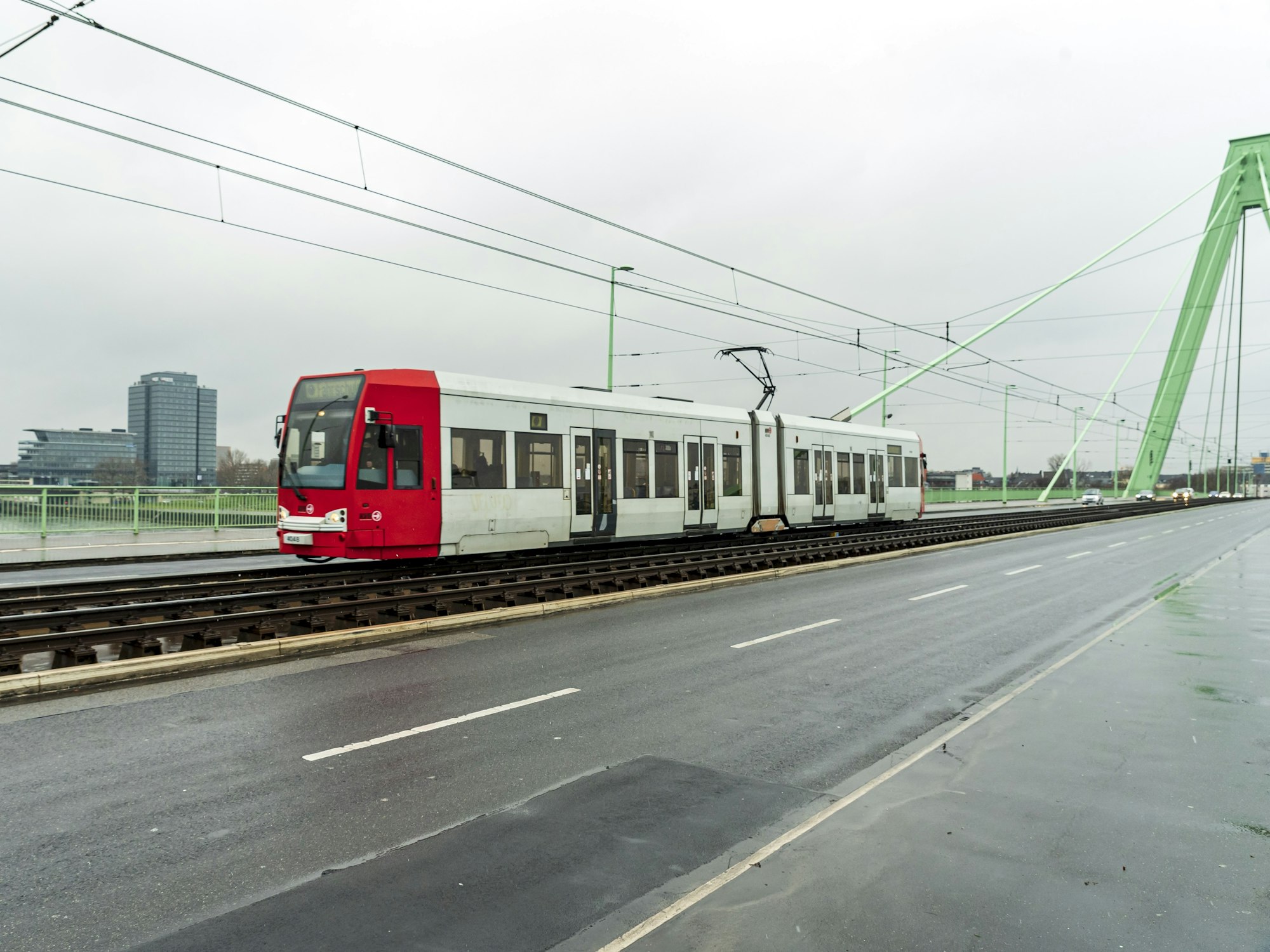 Eine Straßenbahn fährt über die Severinsbrücke in Köln.