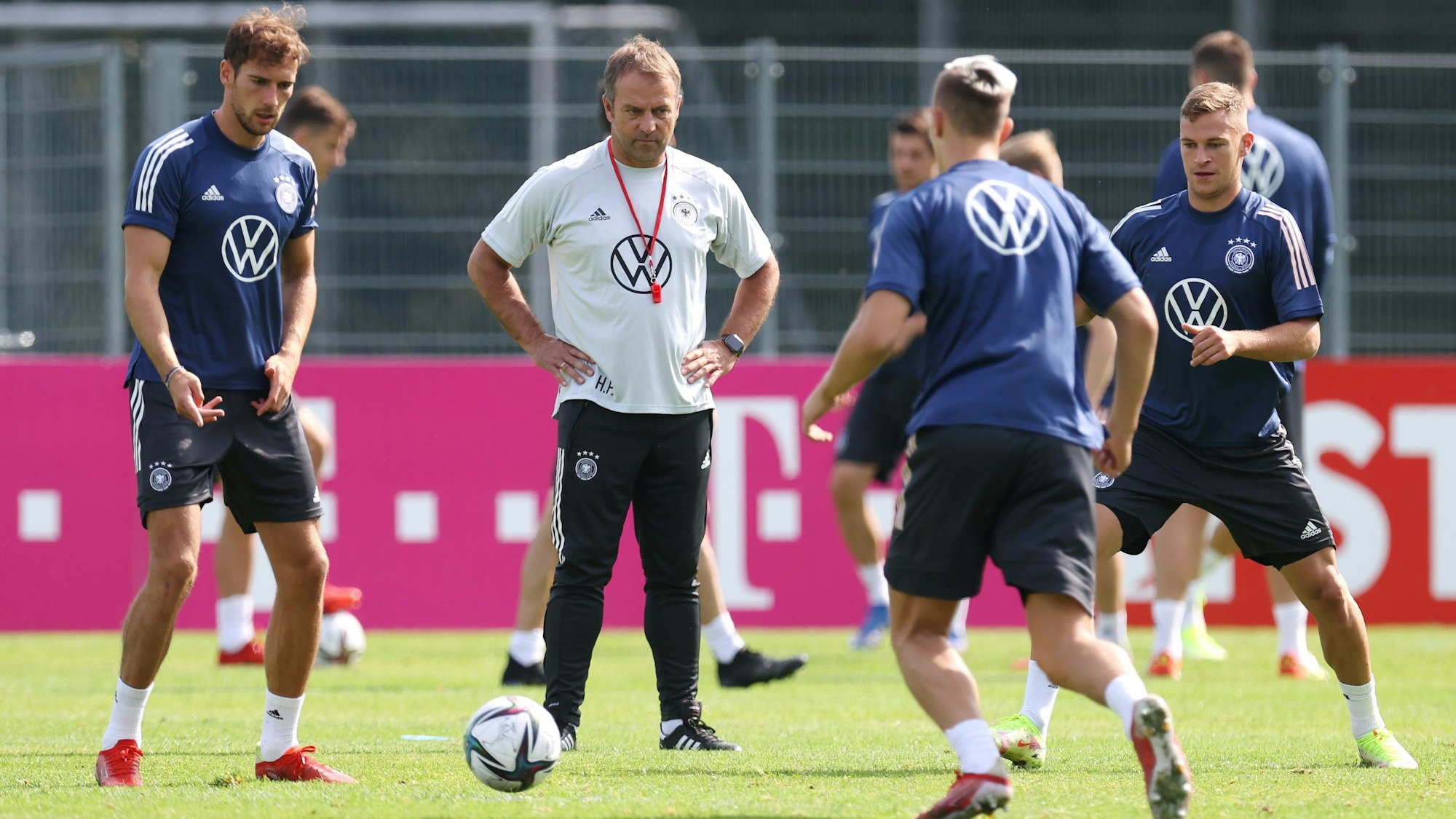 Hansi Flick steht auf dem Trainingsplatz in Stuttgart und beobachtet das Training.