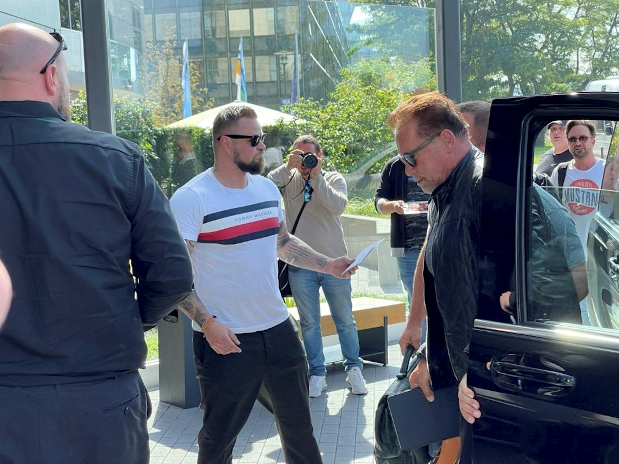 Arnold Schwarzenegger bei seiner Ankunft in Köln.