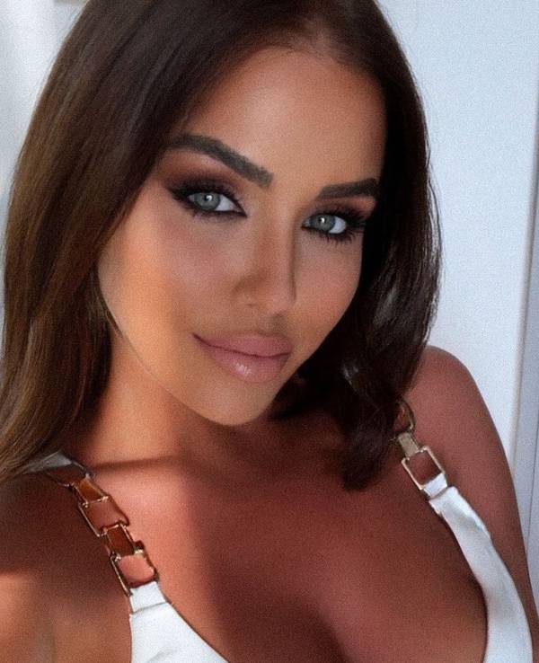 Kim Gloss posiert für ein Instagram-Selfie