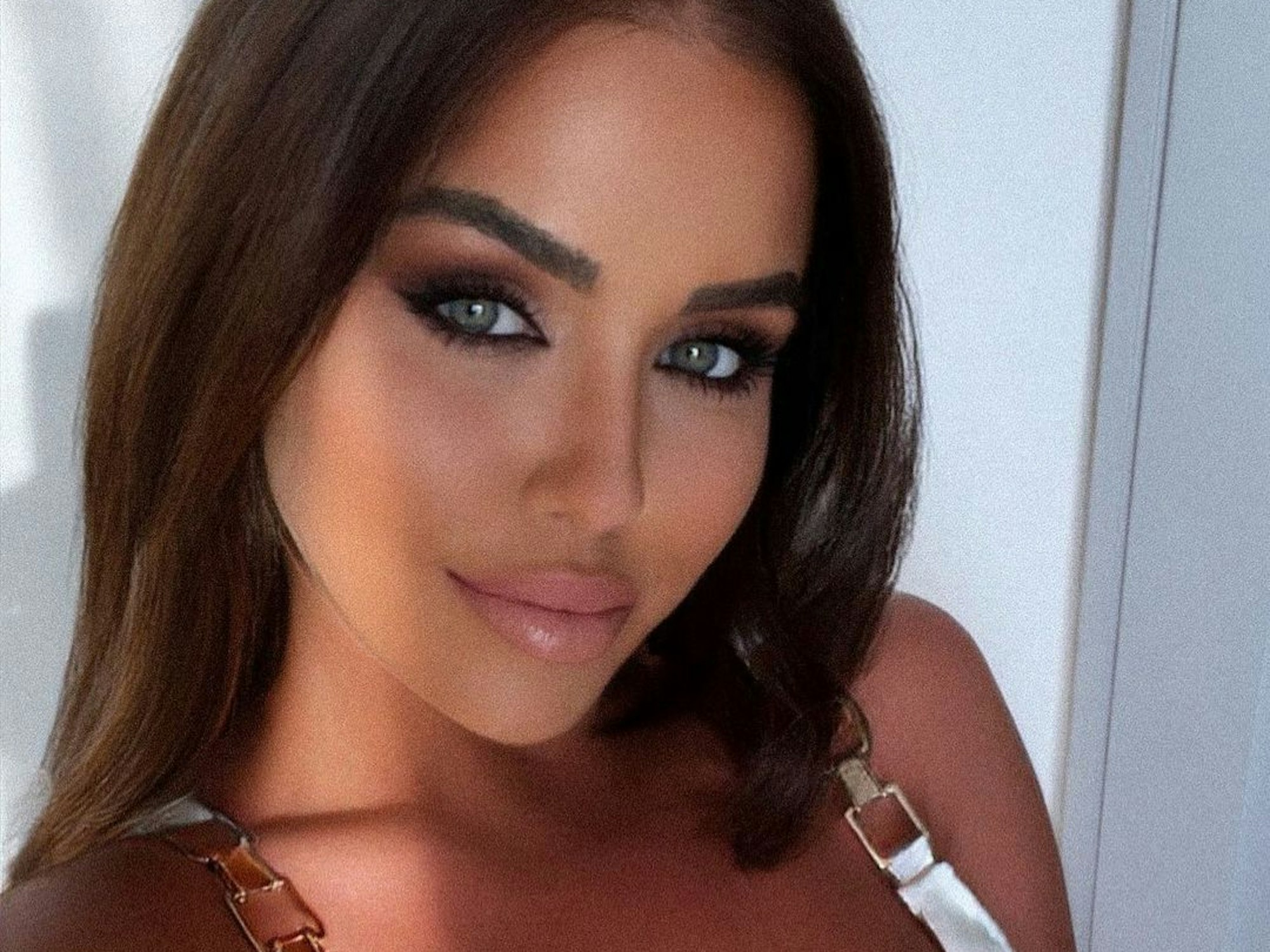 Kim Gloss posiert für ein Instagram-Selfie