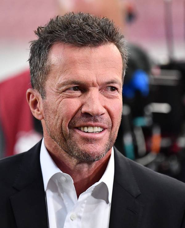 Lothar Matthäus lächelt beim WM-Qualifikationsspiel zwischen Deutschland und Armenien.