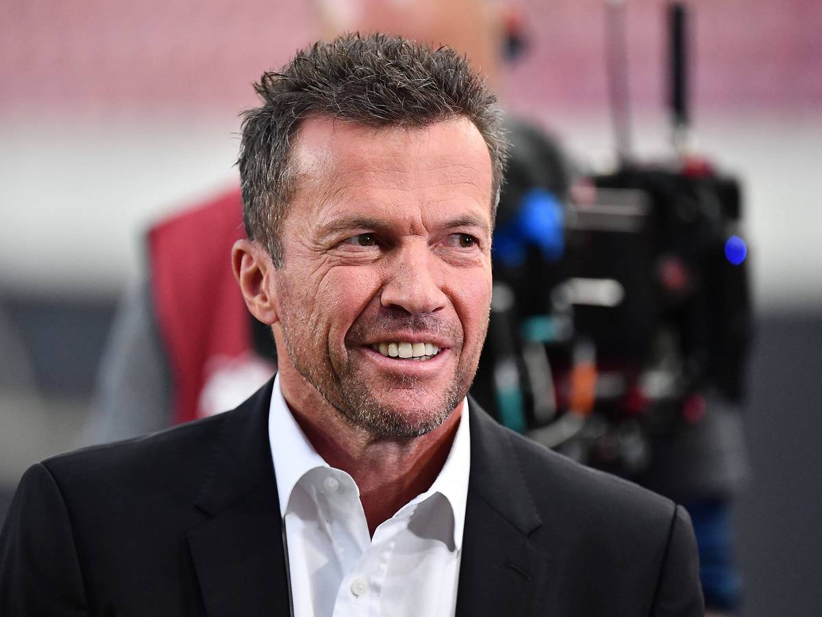 Lothar Matthäus lächelt beim WM-Qualifikationsspiel zwischen Deutschland und Armenien.