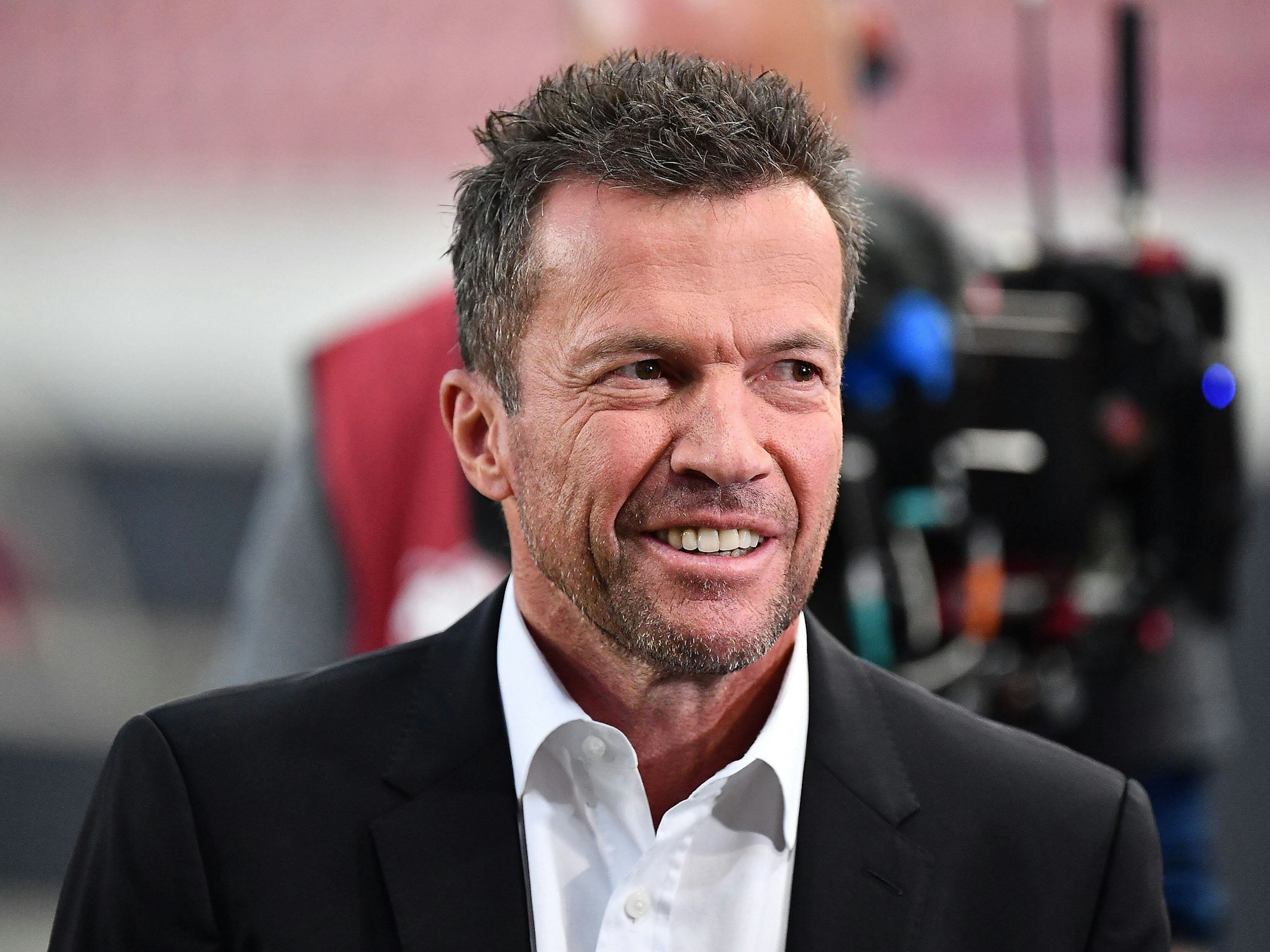 Lothar Matthäus lächelt beim WM-Qualifikationsspiel zwischen Deutschland und Armenien.