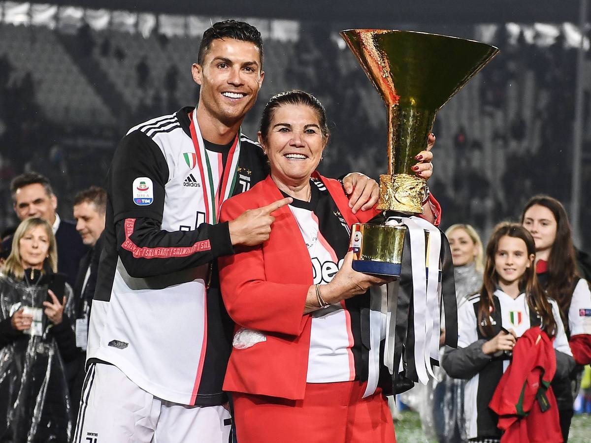 Cristiano Ronaldo und seine Mutter Dolores mit dem Serie-A-Pokal.