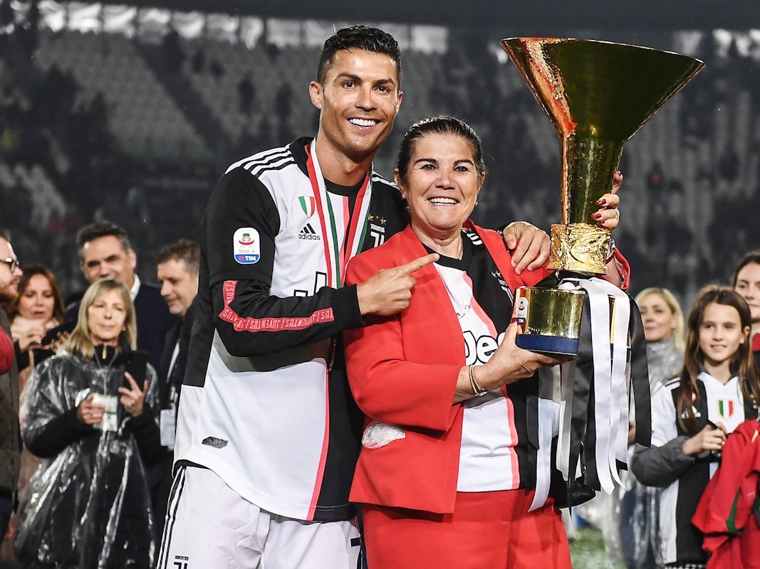 Cristiano Ronaldo und seine Mutter Dolores mit dem Serie-A-Pokal.