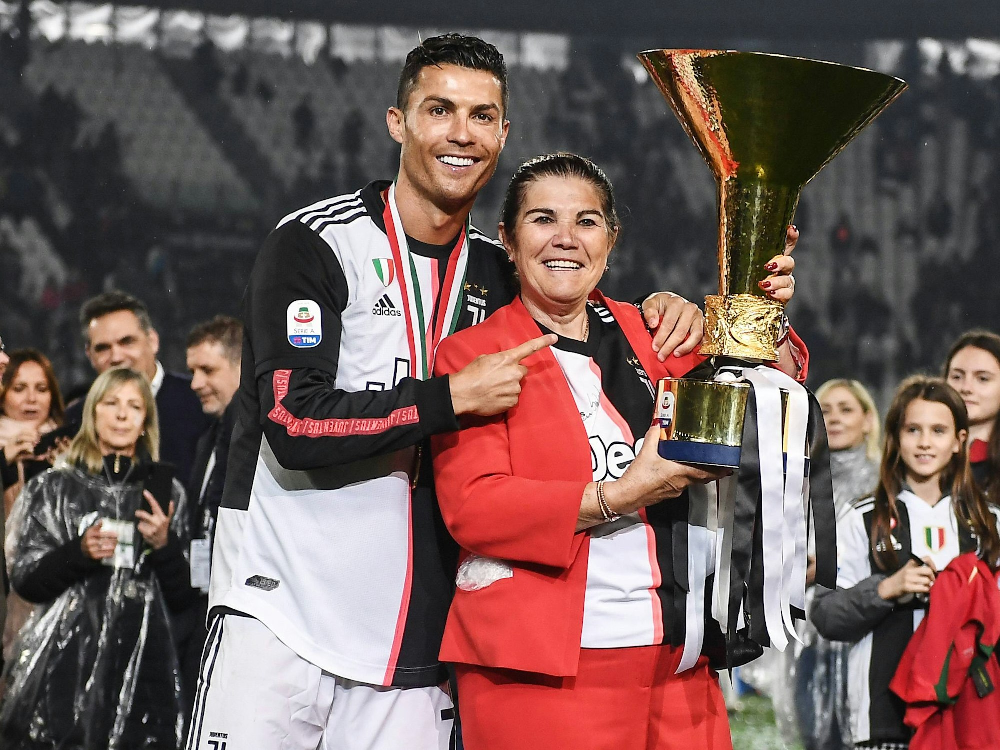Cristiano Ronaldo und seine Mutter Dolores mit dem Serie-A-Pokal.