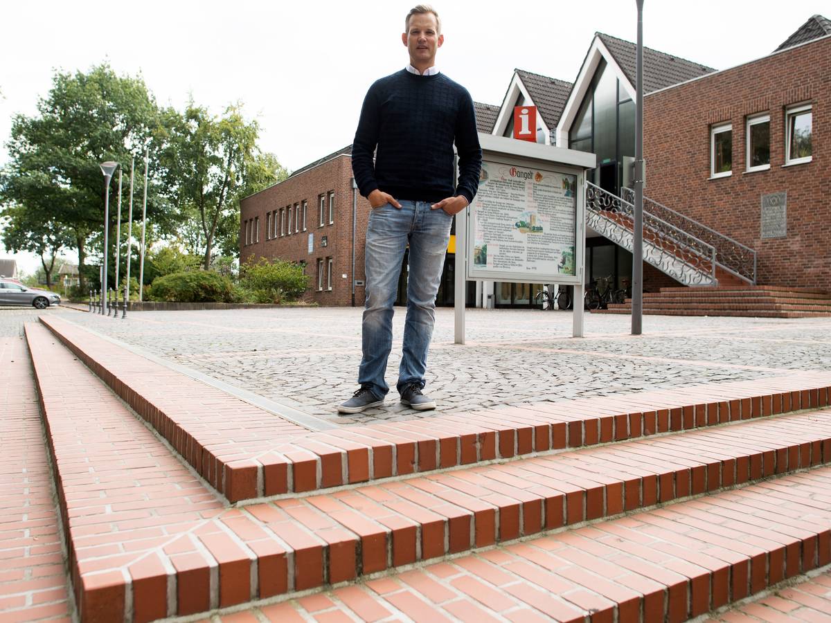 Hendrik Streeck, Direktor des Institut für Virologie an der Uniklinik in Bonn, geht am 29. September 2020 durch das Städtchen Gangelt im Kreis Heinsberg. Dort war erstmals in Deutschland das Coronavirus ausgebrochen.