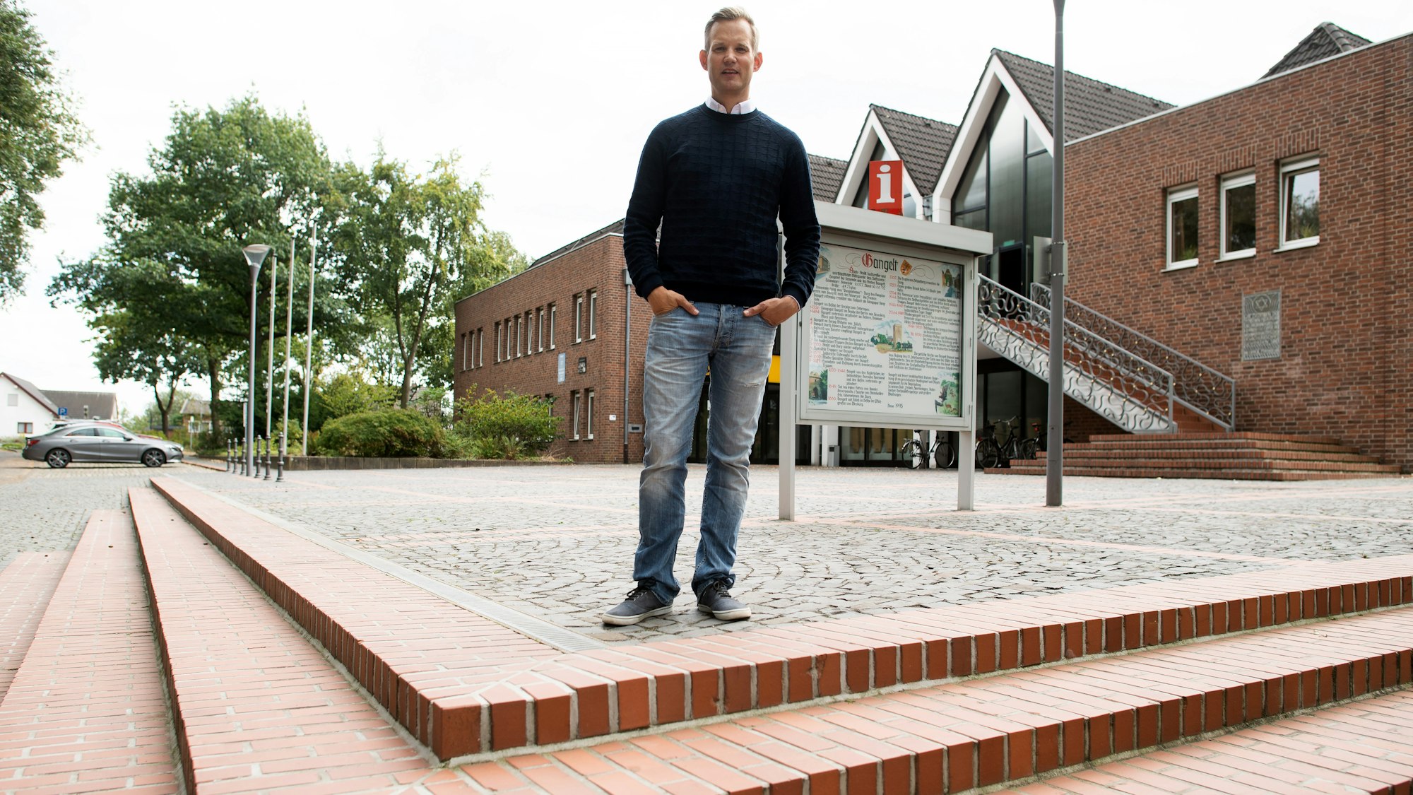 Hendrik Streeck, Direktor des Institut für Virologie an der Uniklinik in Bonn, geht am 29. September 2020 durch das Städtchen Gangelt im Kreis Heinsberg. Dort war erstmals in Deutschland das Coronavirus ausgebrochen.