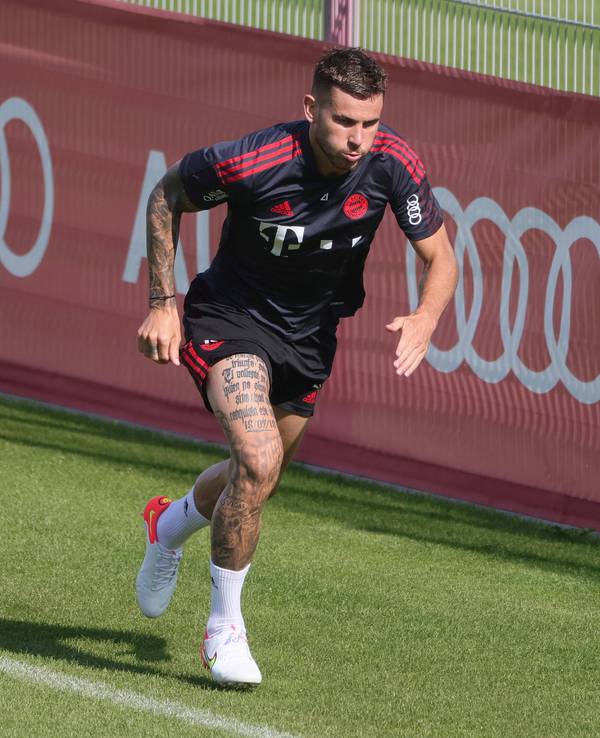 Lucas Hernandez trainiert nach seiner Verletzung auf dem Trainingsplatz des FC Bayern München.