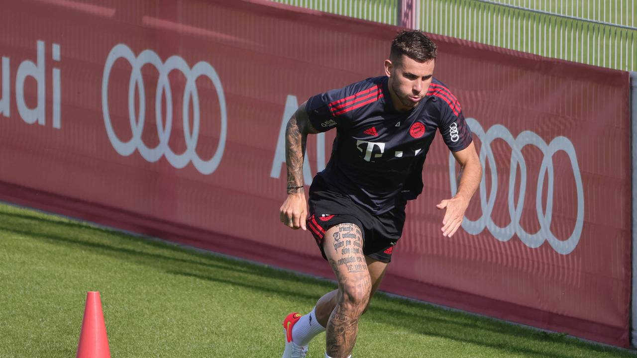 Lucas Hernandez trainiert nach seiner Verletzung auf dem Trainingsplatz des FC Bayern München.