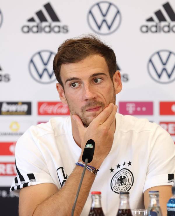 Leon Goretzka beantwortet Fragen bei der Pressekonferenz.