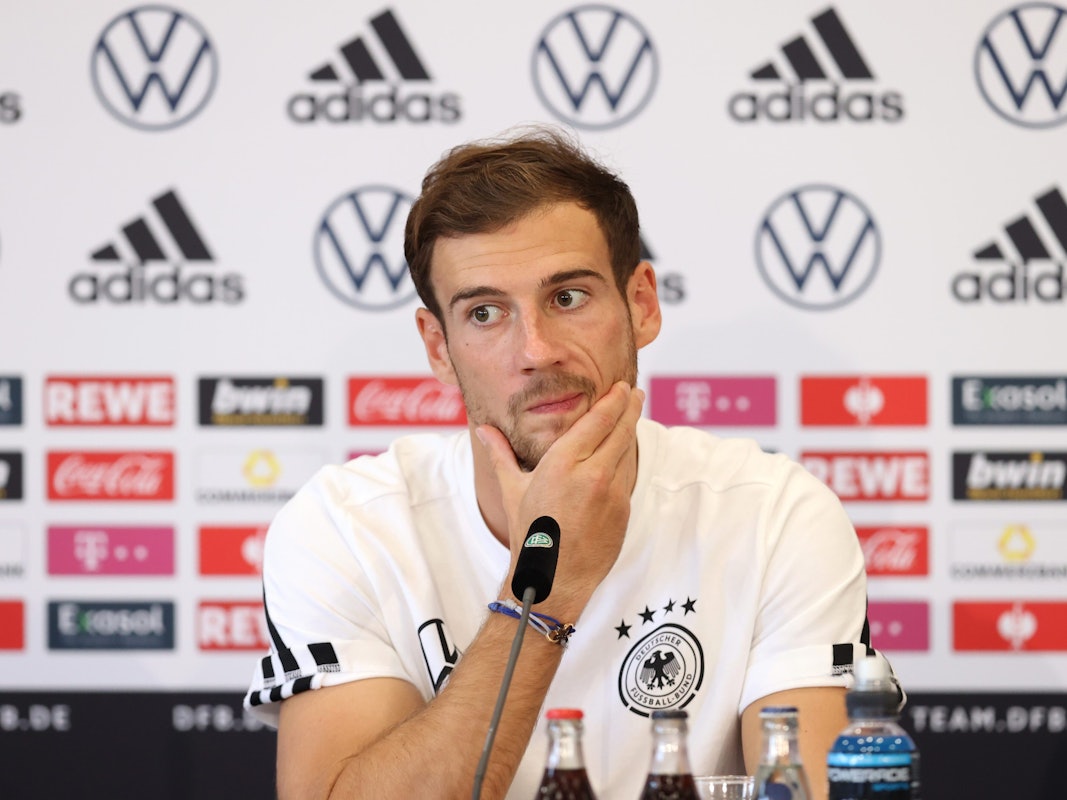 Leon Goretzka beantwortet Fragen bei der Pressekonferenz.