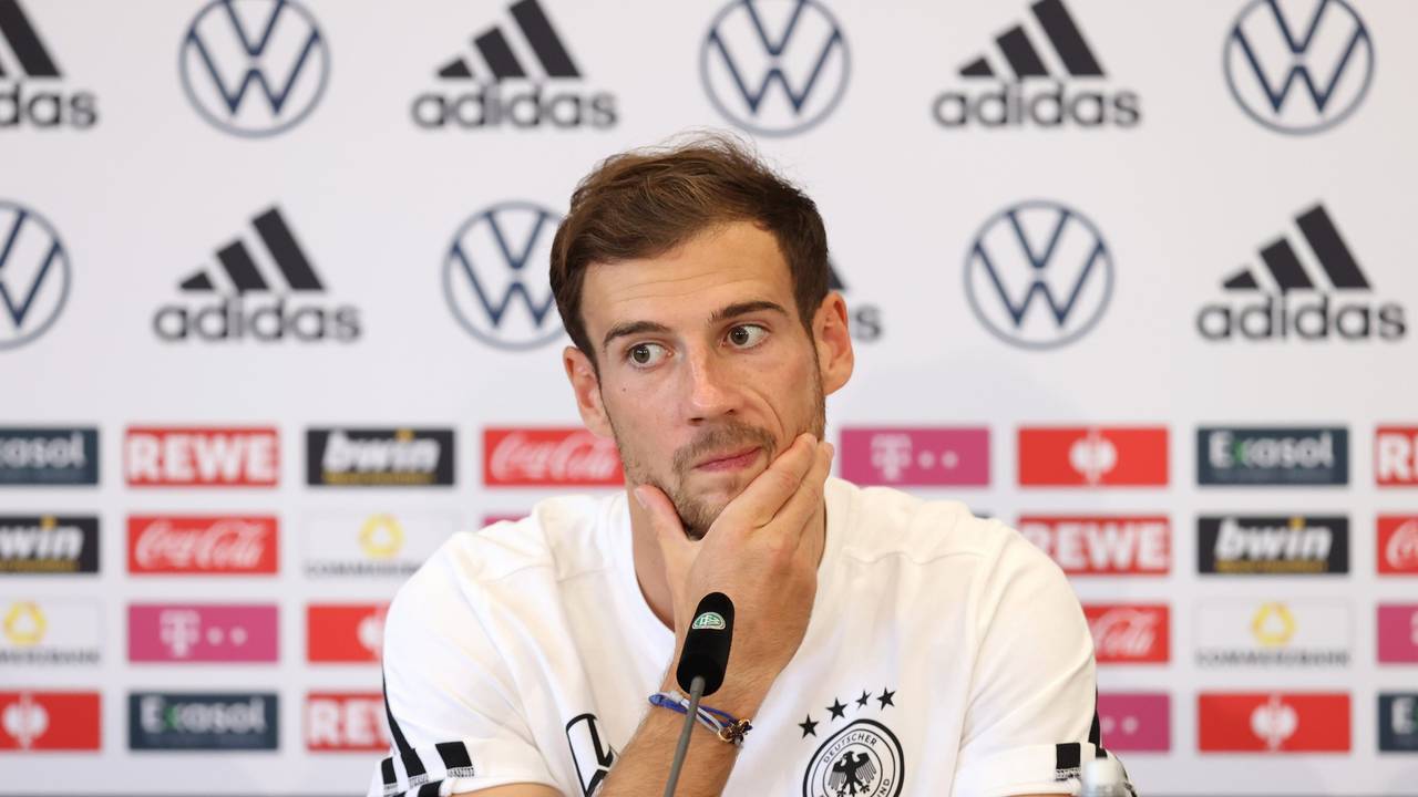 Leon Goretzka beantwortet Fragen bei der Pressekonferenz.