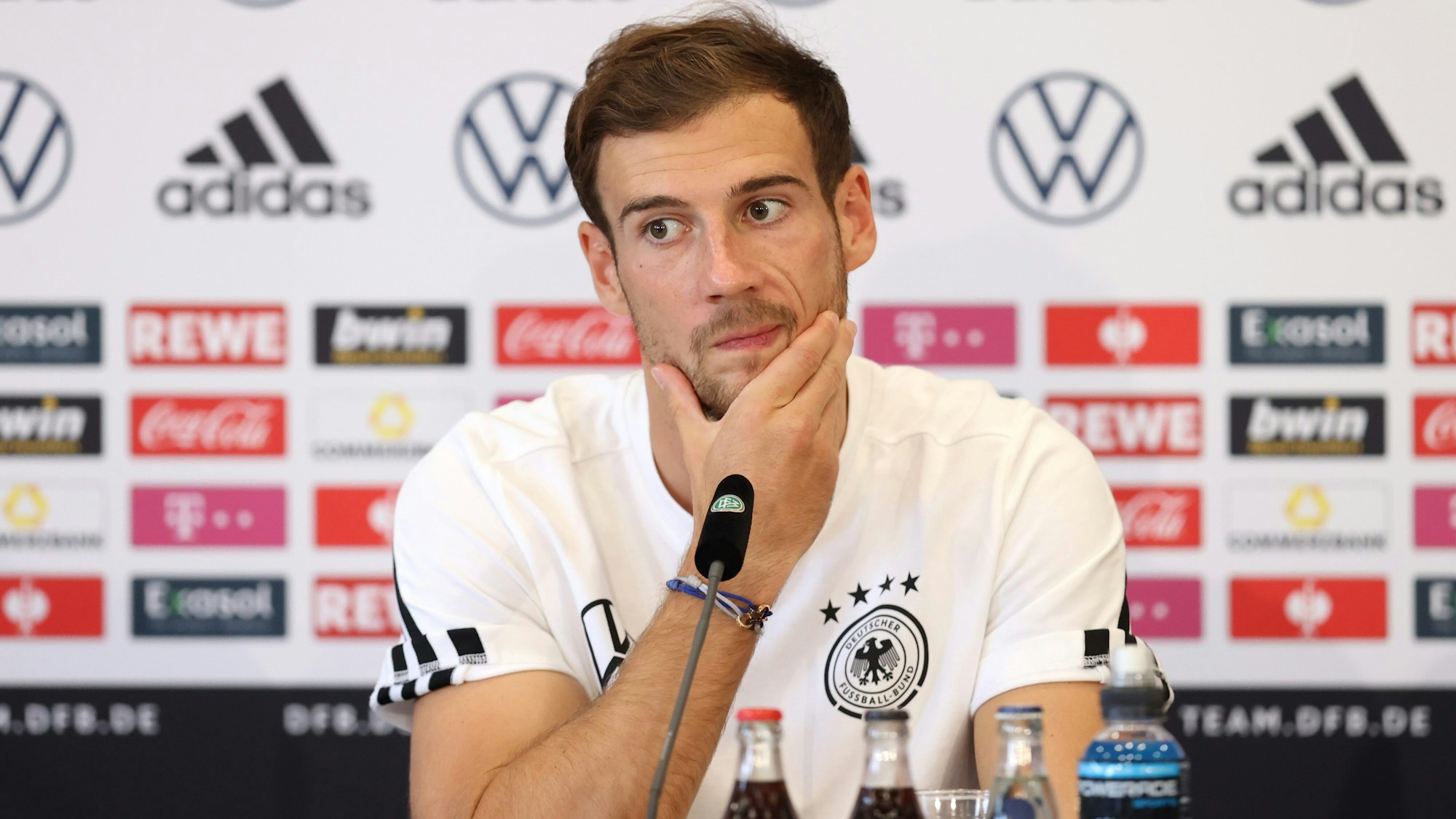 Leon Goretzka beantwortet Fragen bei der Pressekonferenz.