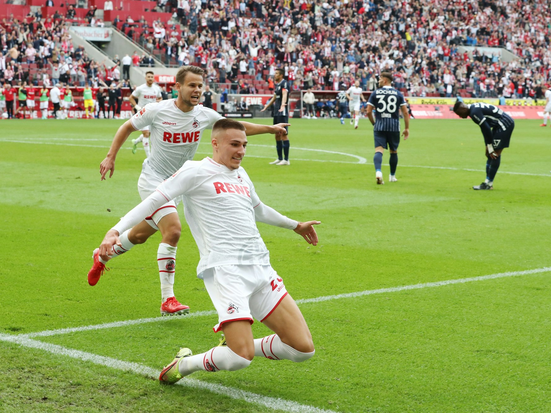 Jubel nach dem Tor zum 2:0: Torschütze Tim Lemperle (1. FC Köln)