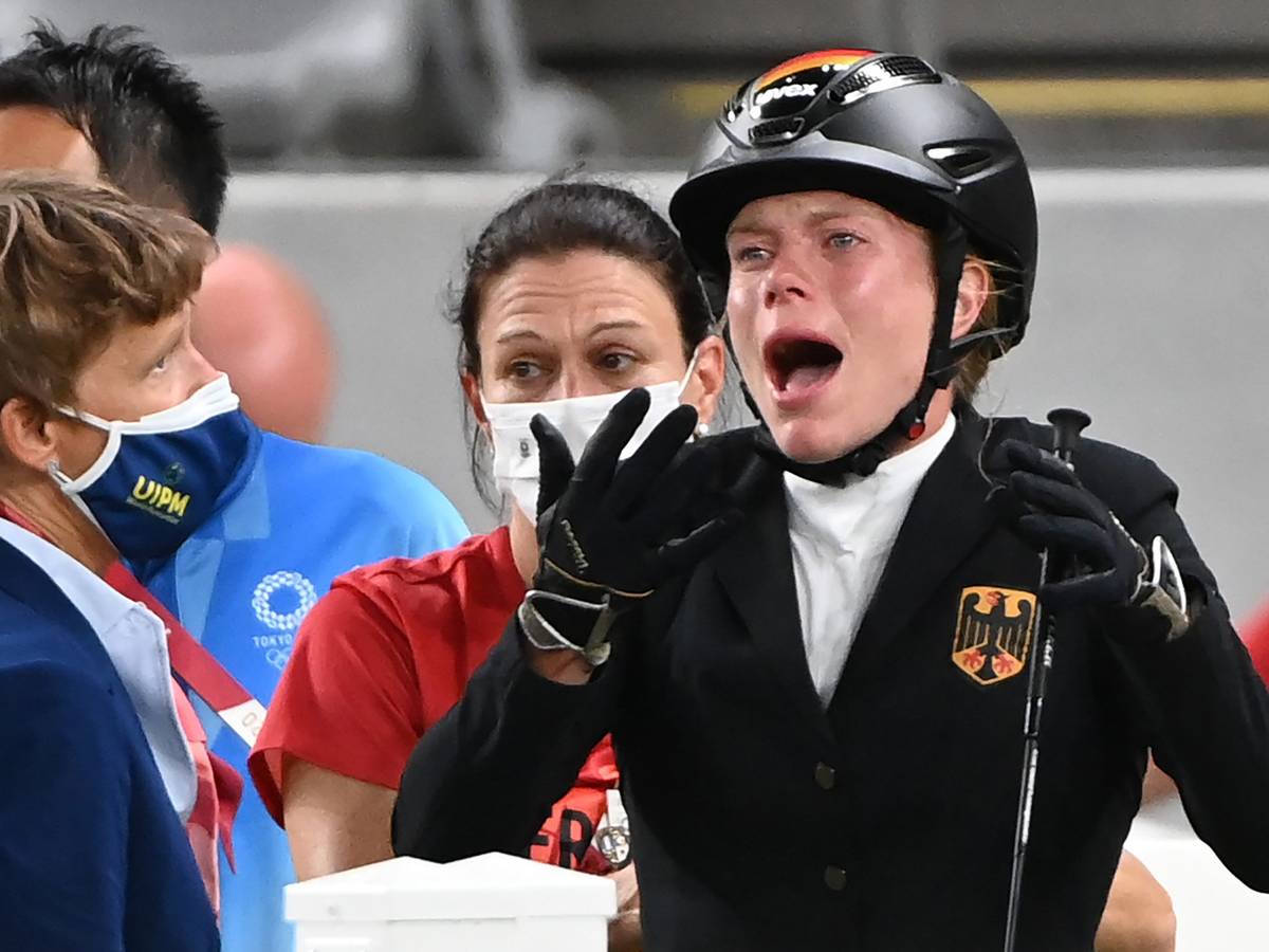 Springreiten im Tokio Stadium: Annika Schleu (r) aus Deutschland weinter, weil ihr Pferd nicht springen wollte, hinter ihr stand Bundestrainerin Kim Raisner.